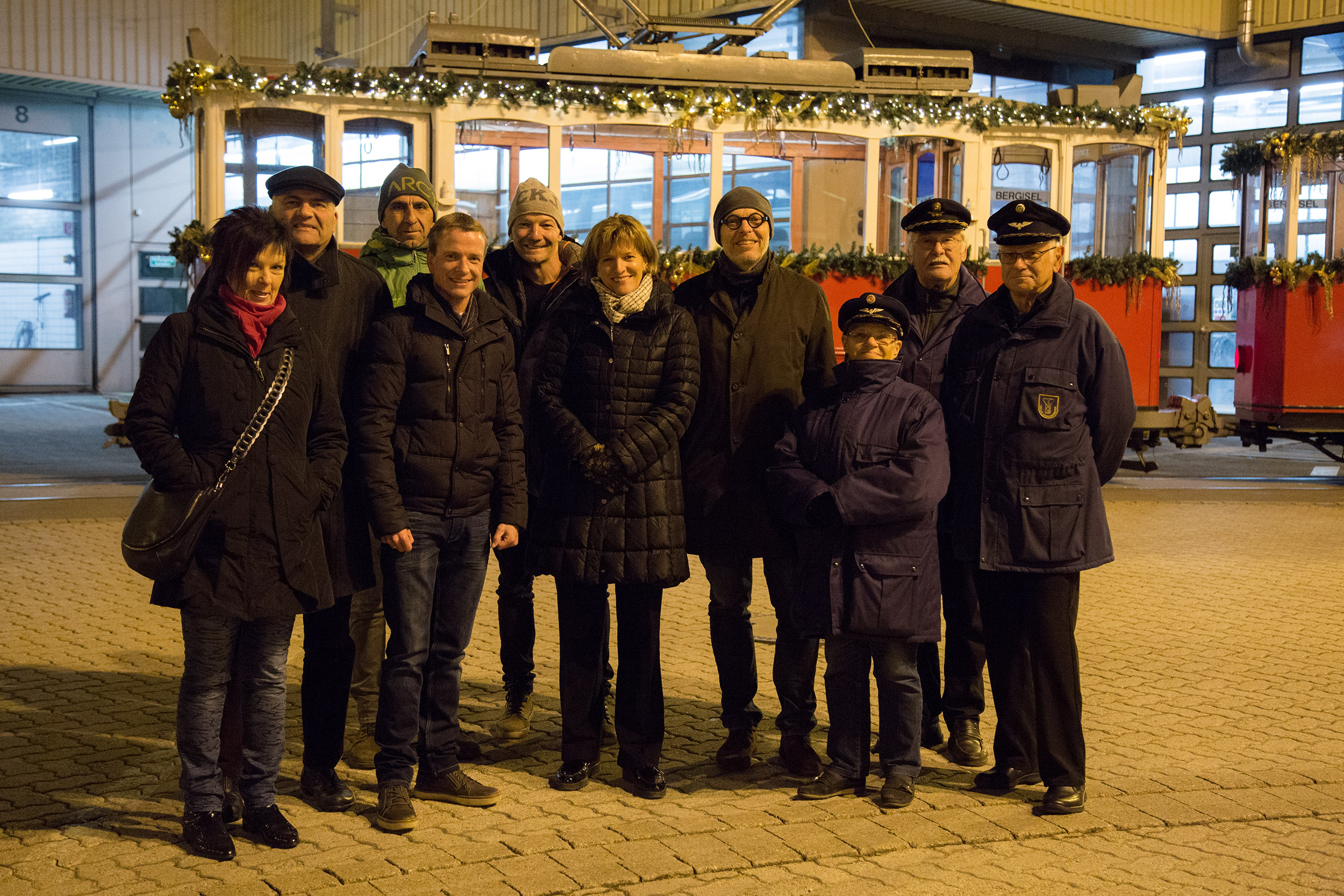 Am IVB-Betriebsgelände bevor die Innsbrucker Christkindlbahn ihre erste Runde durch die Landeshauptstadt fuhr (v.l.): Uschi Klee (Referatsleiterin Frauen, Familien und SeniorInnen), Tourismusverbandsobmann Karl Gostner, Christian Mark (Innsbruck Creativ VeranstaltungsGmbH), Vizebürgermeister Christoph Kaufmann, Robert Neuner (IAI VeranstaltungsGmbH), Bürgermeisterin Christine Oppitz-Plörer, IVB-GF Martin Baltes und die drei SchaffnerInnen der Tiroler Museumsbahnen