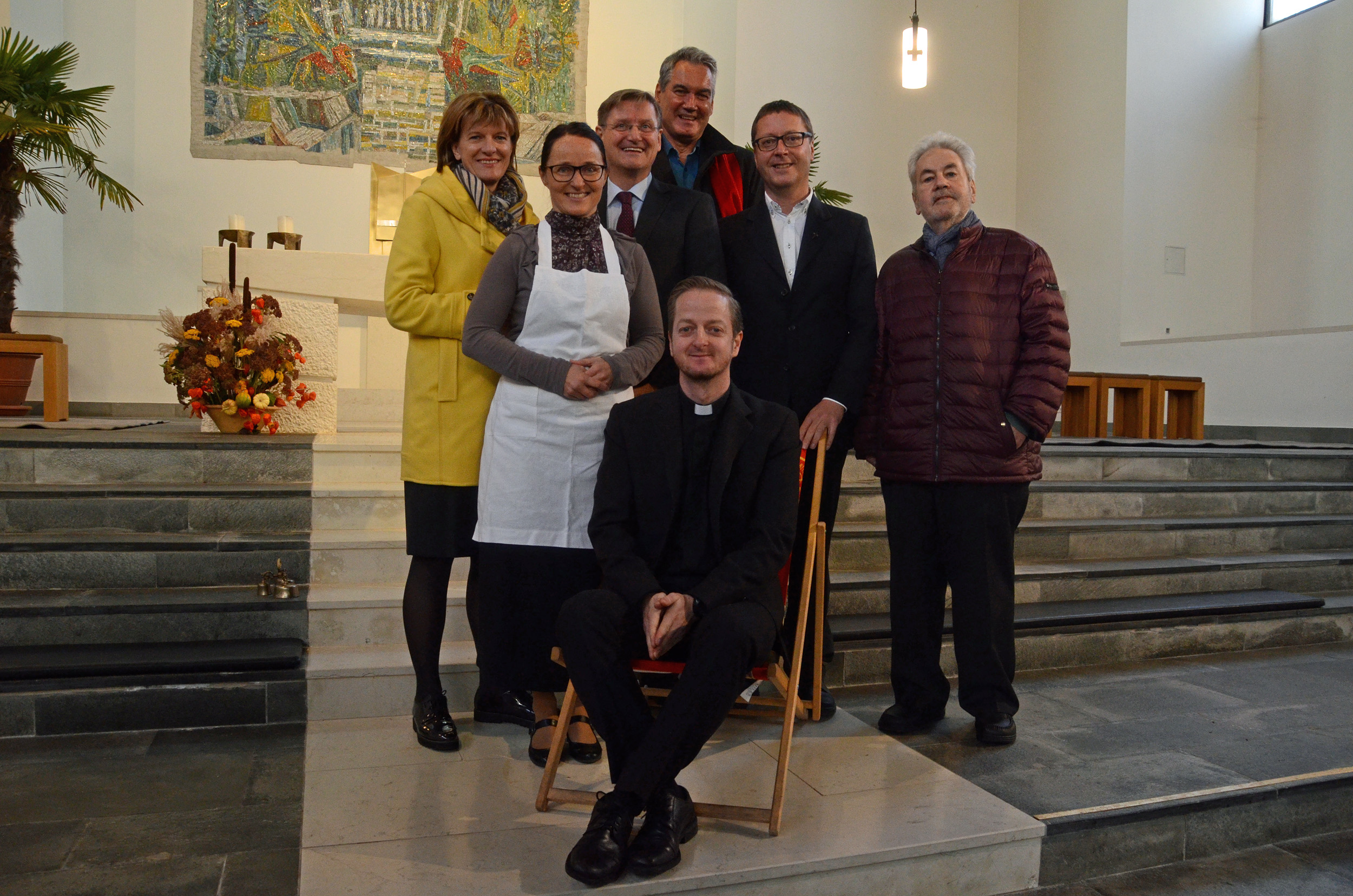 Bürgermeisterin Christine Oppitz-Plörer, Initiator Tony Obergantschnig, Caritas-Direktor Georg Schärmer und Pfarrer Franz Troyer (hinten v.l.) besuchten eine Probe in der Kirche Allerheiligen. Markus Koschuh (sitzend) alias Pfarrer Braun und Moni Grabmüller alias Erna Himmelthor spielen unter der Regie von Edi Lehmann (r.).