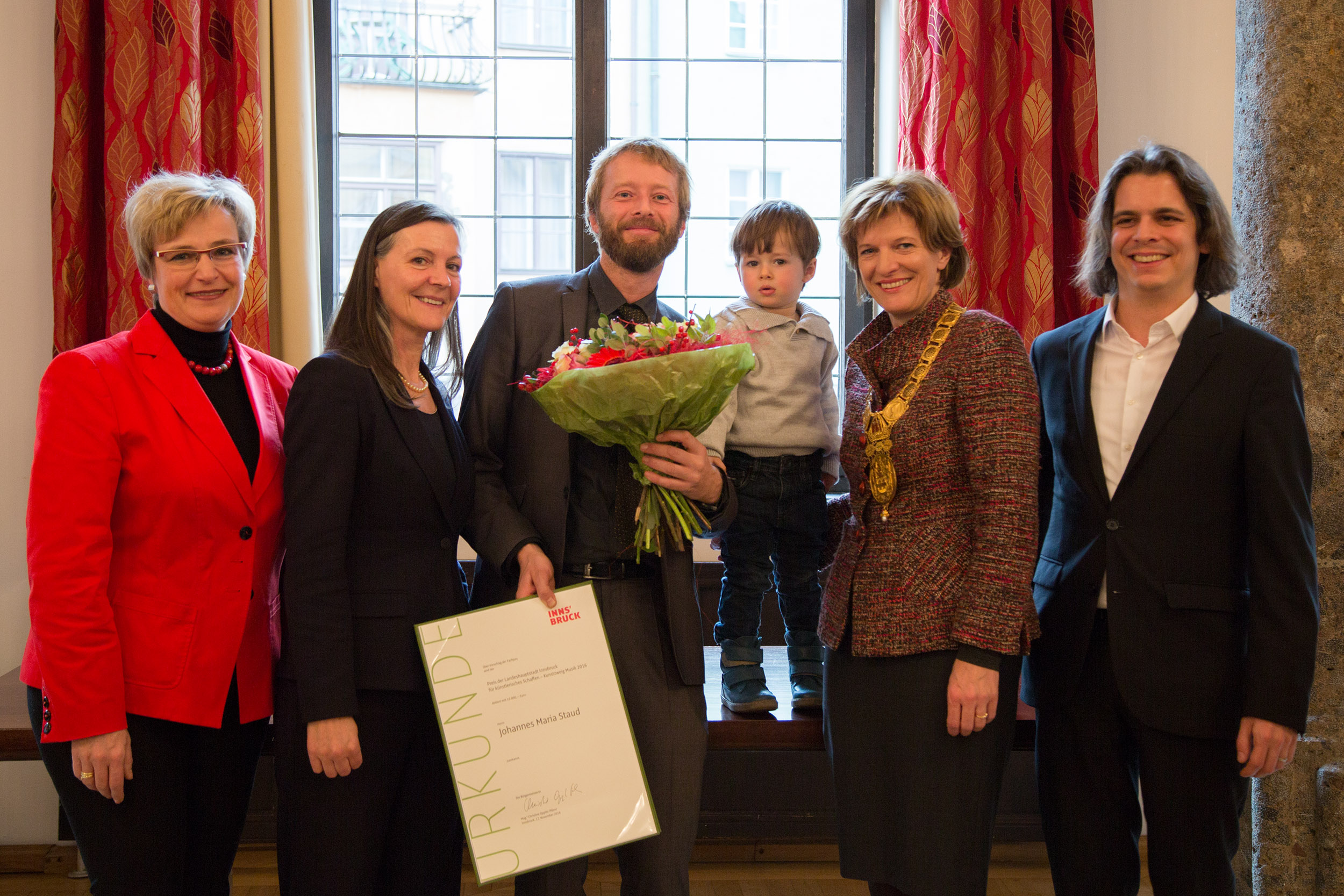 Bei der feierlichen Übergabe des Preises für künstlerisches Schaffen der Stadt Innsbruck im Bürgersaal (v.l.): Abteilungsleiterin Birgit Neu, Kulturamtsleiterin Maria-Luise Mayr, Preisträger Johannes Maria Staud mit seinem ältesten Sohn Oskar, Bürgermeisterin Christine Oppitz-Plörer und Juror Daniel Ender