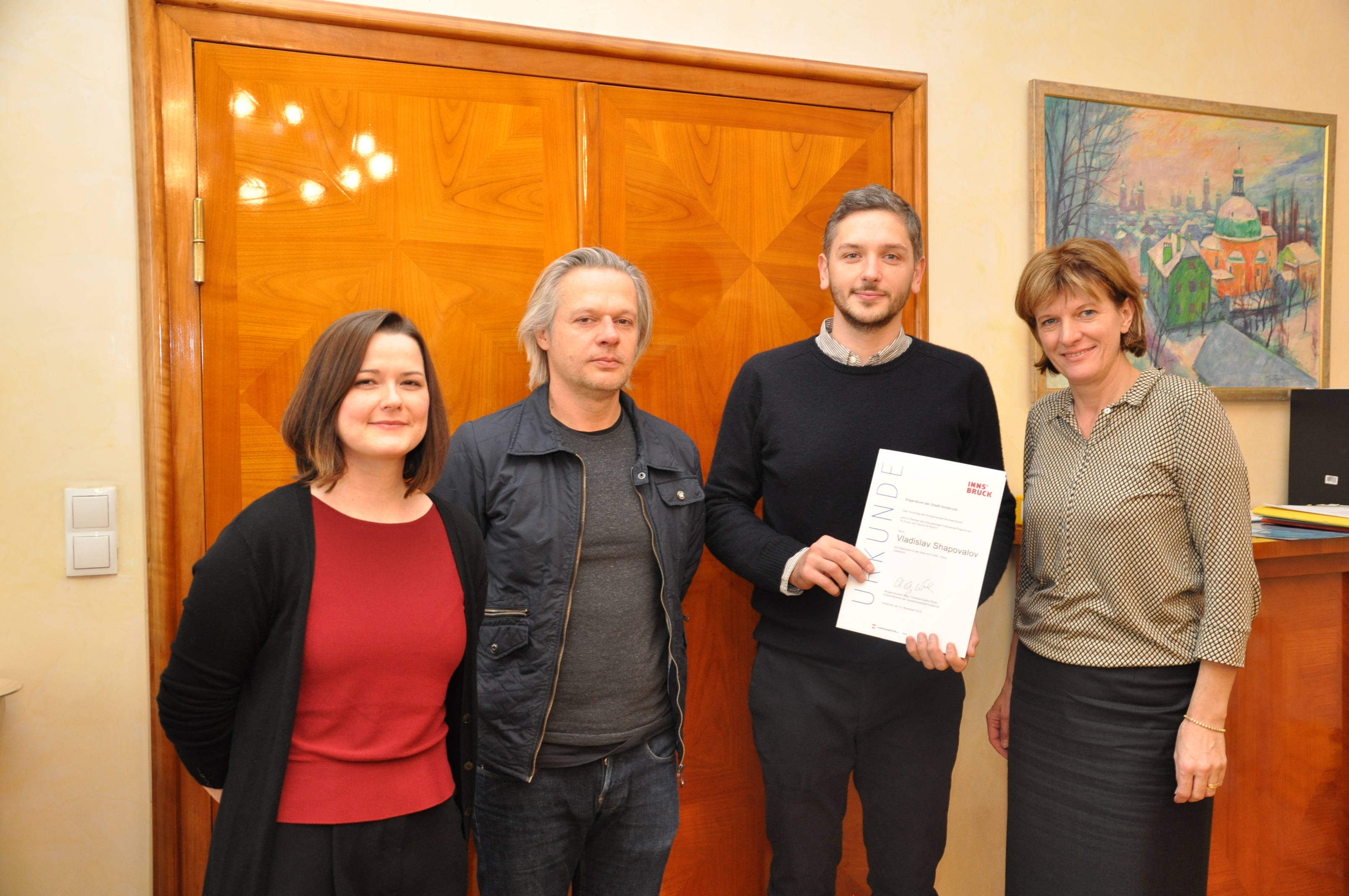 Der Büchsenhausen-Stipendiat 2016 Vladislav Shapovalov (2. v.r.) mit Bürgermeisterin Christine Oppitz-Plörer, Andrei Siclodi (Leiter des Künstlerhauses Büchsenhausen, 2. v.l.) und Natalie Pedevilla (Referatsleitung Bildende Kunst und Kulturprojekte, l.) bei der Übergabe.
