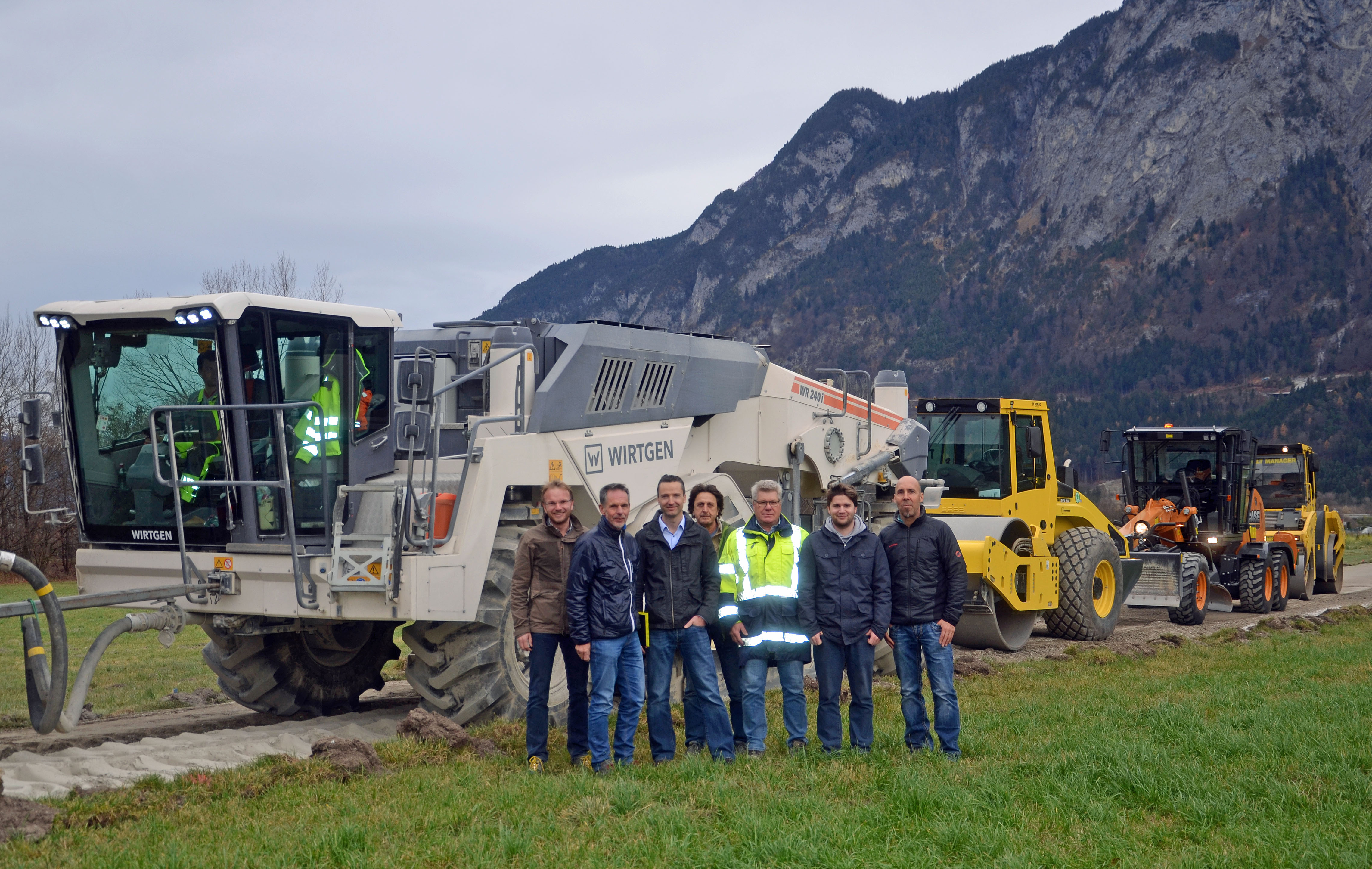 Überzeugten sich von der innovativen Sanierungsmethode, die in Innsbruck erstmals umgesetzt wird: Referent Ing. Albuin Neuner (Land- und Forstwirtschaft), Referent DI Herwig Kutter (Tiefbau – Bau), Dipl.-Ing. Michael Praxmarer (Bereichsleiter Tirol Mitte, PORR Bau GmbH), Radkoordinator Helmut Krainer, August Moser (ÖBA), Ing. Manuel Oberländer (Tiefbau – Bau) und Bauleiter Ing. Martin Felber (PORR Bau GmbH) (v. l.)