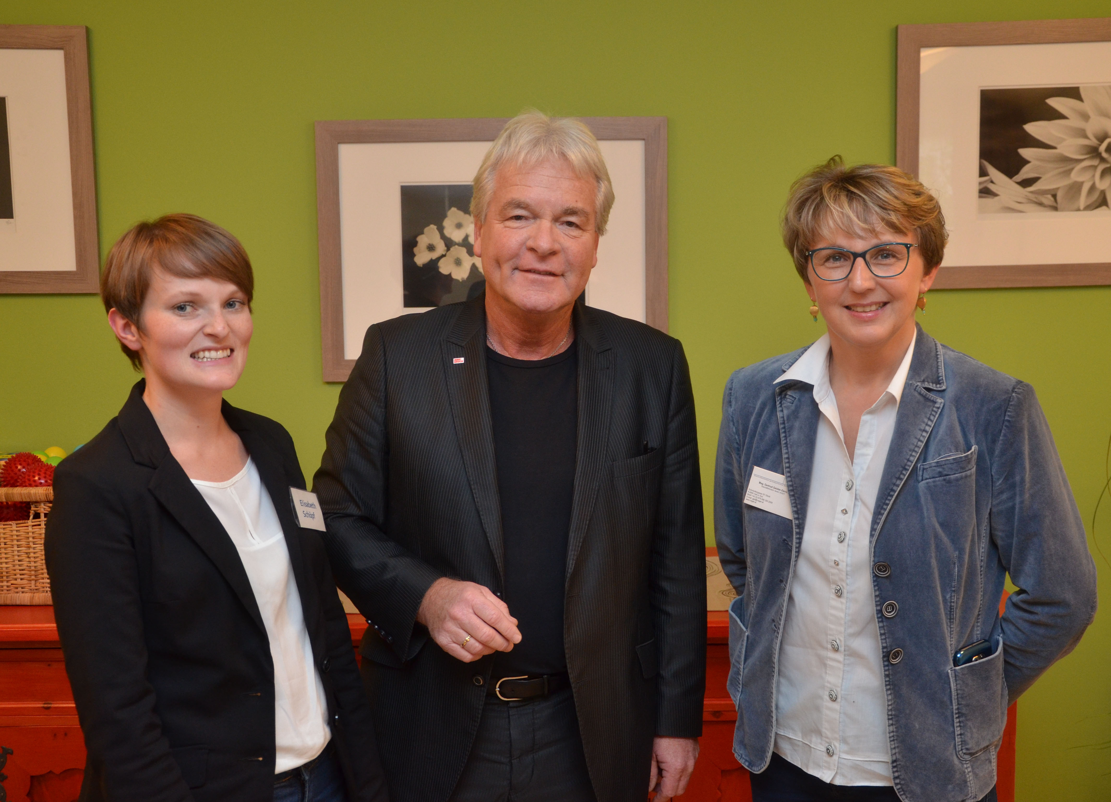 Stadtrat Ernst Pechlaner besuchte den Tag der Offenen Türe im TagesTherapieZentrum VAGET. Dort wurde er von Geschäftsführerin Gertrud Geisler-Devich (r.) und Bereichsleiterin Elisabeth Schöpf empfangen.