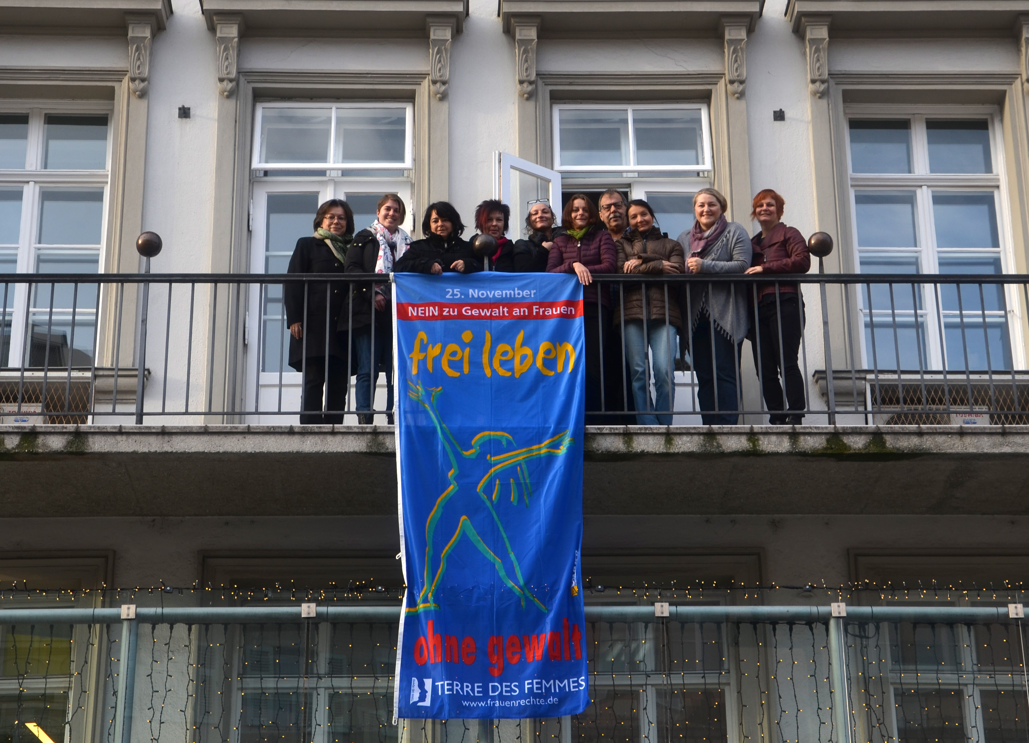 Mit der „Frei leben ohne Gewalt“-Flagge am Rathaus-Balkon machten Vizebürgermeisterin Sonja Pitscheider, Stadtrat Gerhard Fritz, Uschi Klee (Referatsleiterin Frauen, Familien und SeniorInnen), Gemeinderätinnen sowie VertreterInnen der Innsbrucker Frauenorganisationen heute auf den Internationalen Tag gegen Gewalt an Frauen aufmerksam.