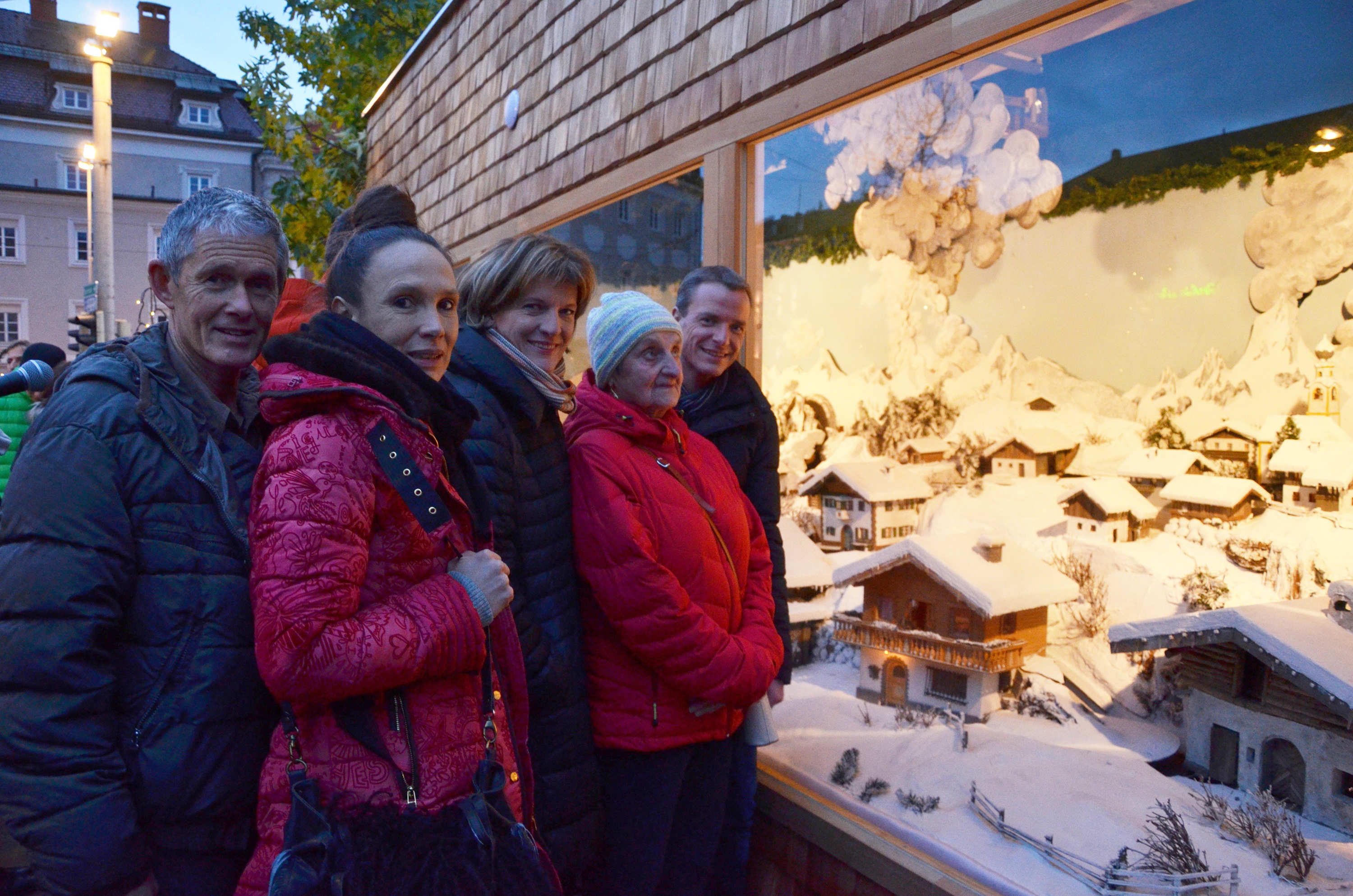 Eröffneten die Jaufenthaler Krippe am Innsbrucker Marktplatz: Bürgermeisterin Christine Oppitz-Plörer (M.), Vizebürgermeister Christoph Kaufmann (r.), Krippen-Patin Maria Zeisler (2.v.l.) sowie Gottfried Jaufenthaler (l.), Neffe, und Maria Jaufenthaler (2.v.r.), Frau des verstorbenen Künstlers Friedl Jaufenthaler.
