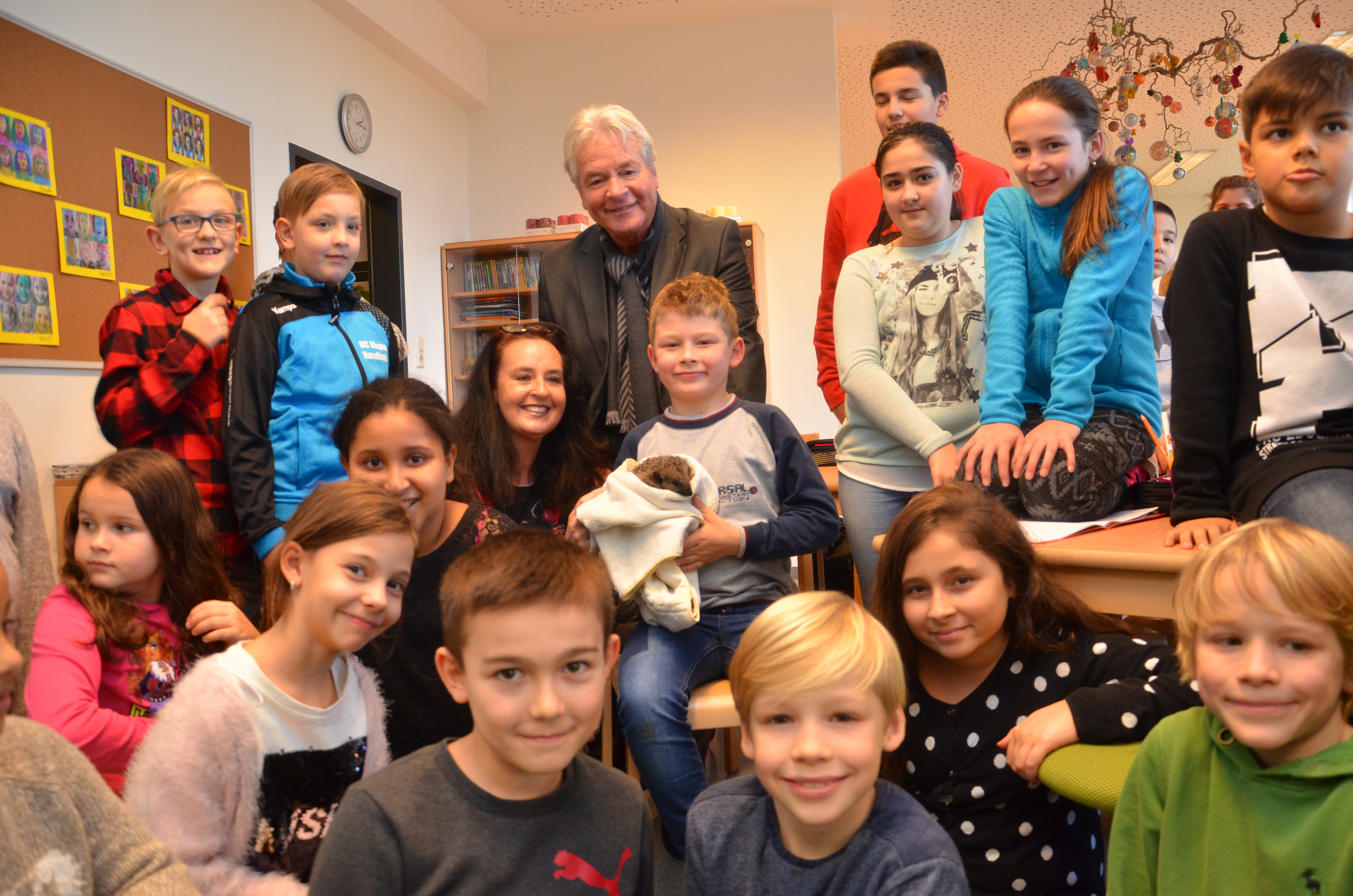 Stadtrat Ernst Pechlaner (hinten M.) besuchte Hortleiterin Karin Hagleitner und die jungen TierpflegerInnen. Jonas (M.) durfte Igel Rosi für das Foto halten.