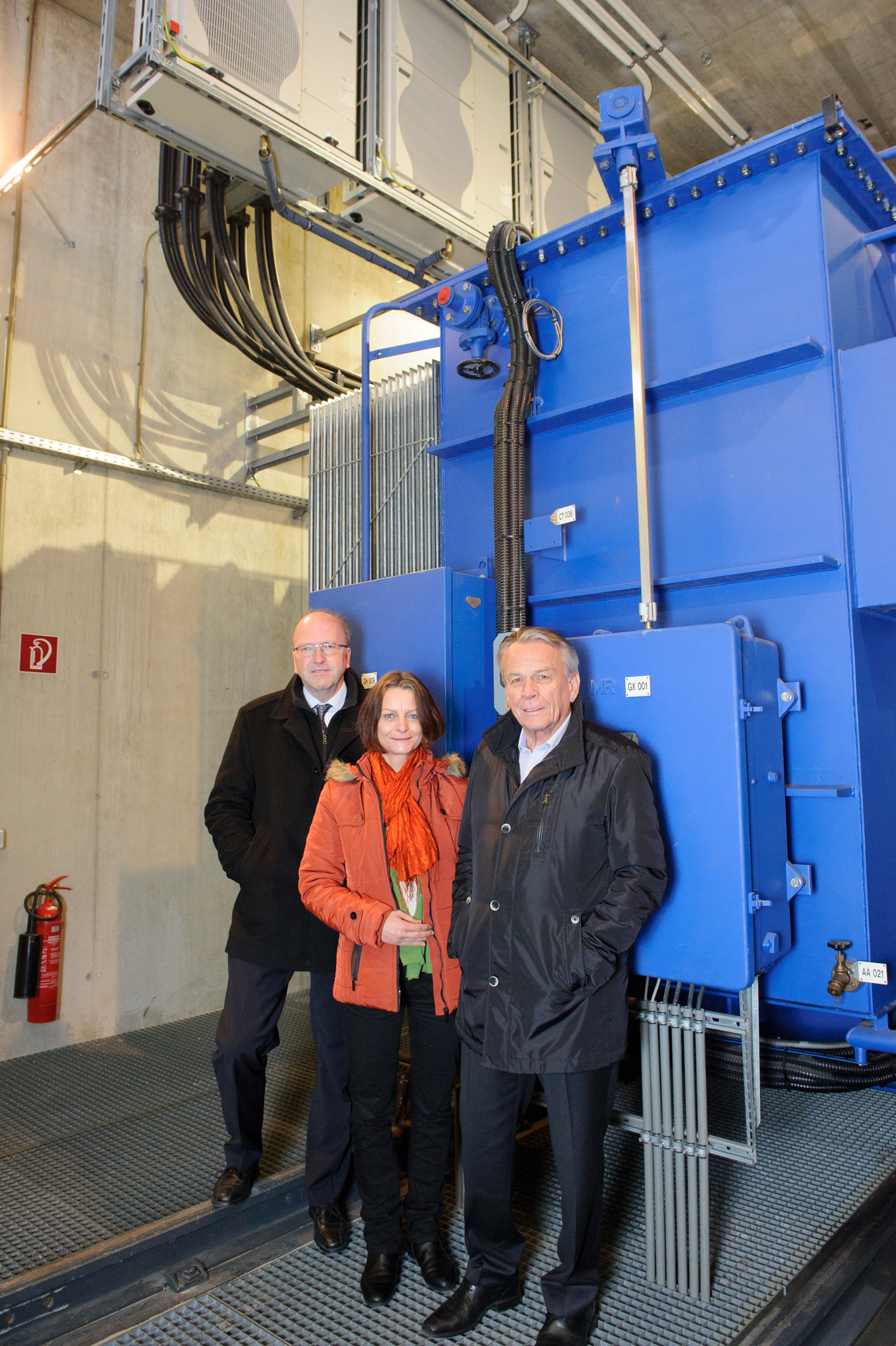 Die Abwärme des Umspannwerk-Trafos heizt die IKB-Zentrale – über die Umsetzung dieses weiteren Sinfonia-Projektes durch die Innsbrucker Kommunalbetriebe freuen sich (von li.): IKB-Vorstandsdirektor Helmuth Müller, Vize-Bürgermeisterin Sonja Pitscheider und IKB-Vorstandsvorsitzender Harald Schneider.