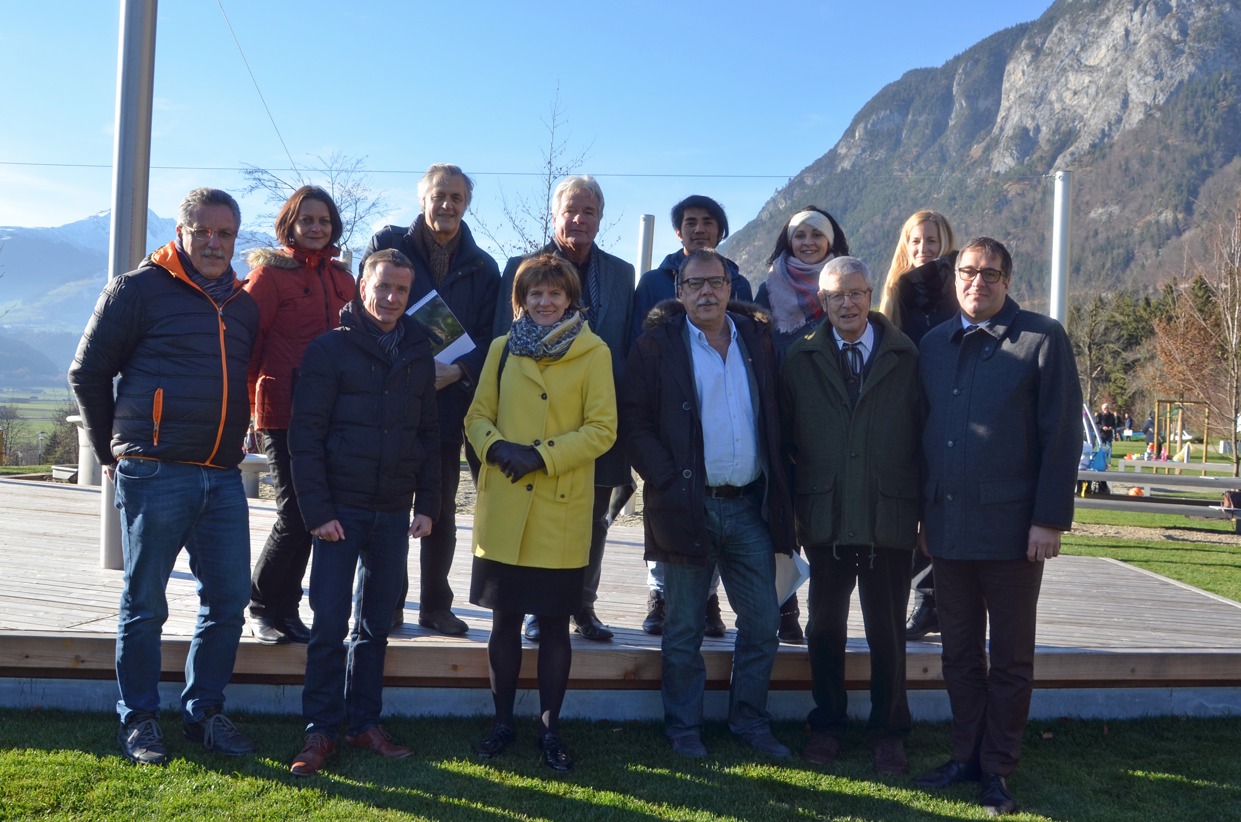 Bürgermeisterin Christine Oppitz-Plörer (vorne M.) eröffnete mit Stadtrat Gerhard Fritz (vorne 3.v.r.), Mitgliedern des Stadtsenats, dem Architektenteam János Kárász (hinten 2.v.l.) und Laura Scherer (hinten r.) sowie Projektleiter Karl Gstrein (l.) und Hansjörg Schiestl (Initiative Lebenswertes Kranebitten) sowie Susi Meier (hinten 2.v.r.) und Milad Sekandari (hinten 3.v.r.; beide Kinder- und Jugendbüro) den Spielplatz.