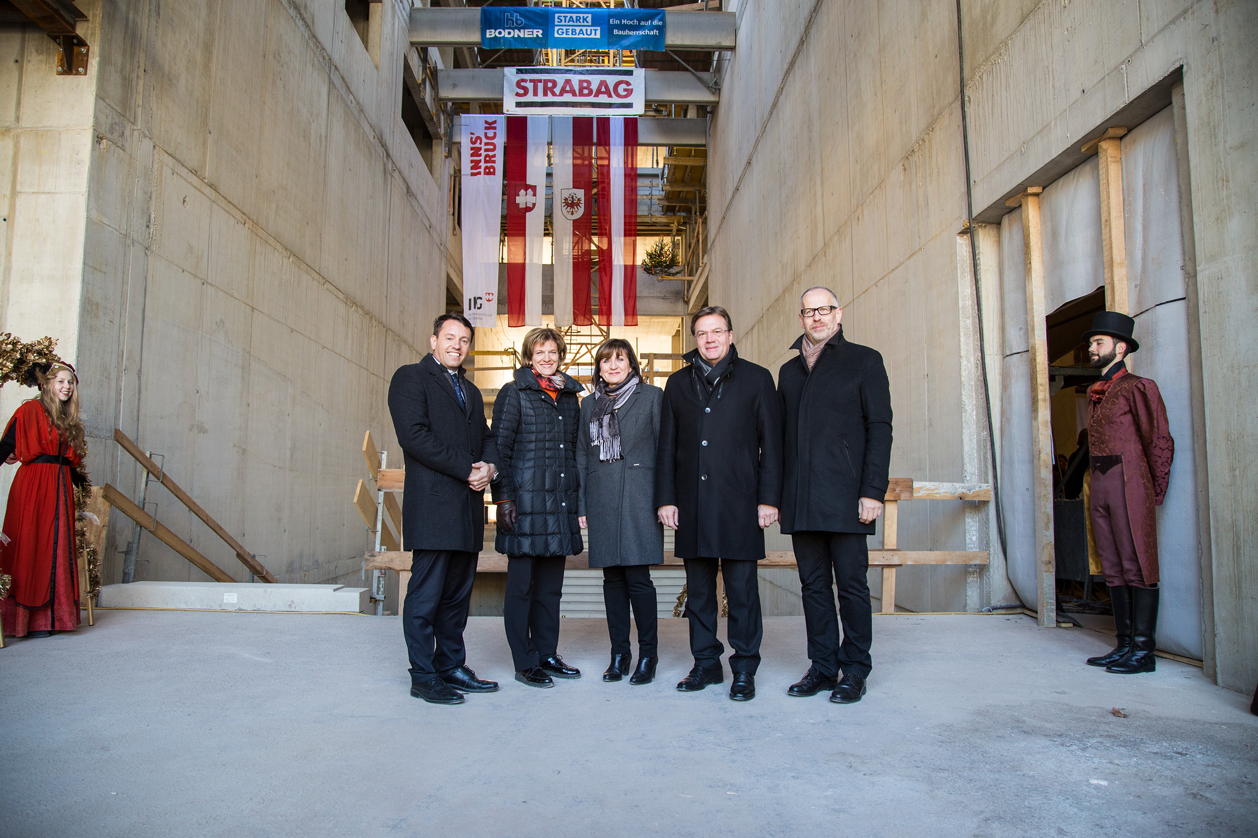 Bei der Firstfeier Haus der Musik Innsbruck (v.l.): IIG-Geschäftsführer Franz Danler, Bürgermeisterin Christine Oppitz-Plörer, Landesrätin Beate Palfrader, Landeshauptmann Günther Platter und Architekt Erich Strolz