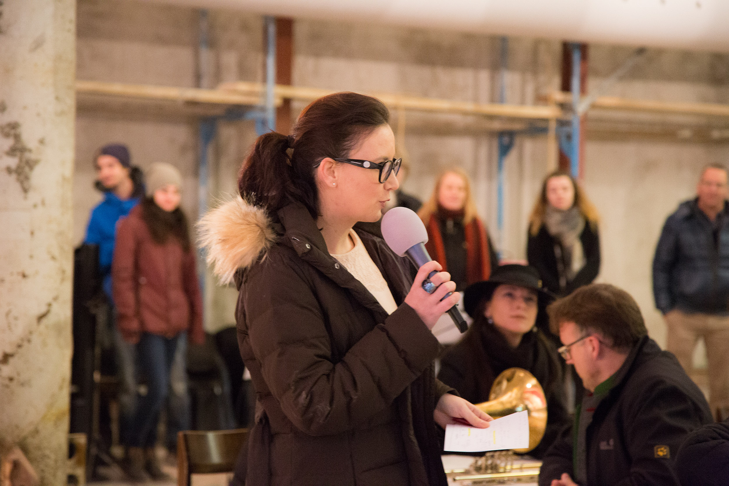 Miriam Sulaiman führte durch das feierliche Rahmenprogramm zur Firstfeier.