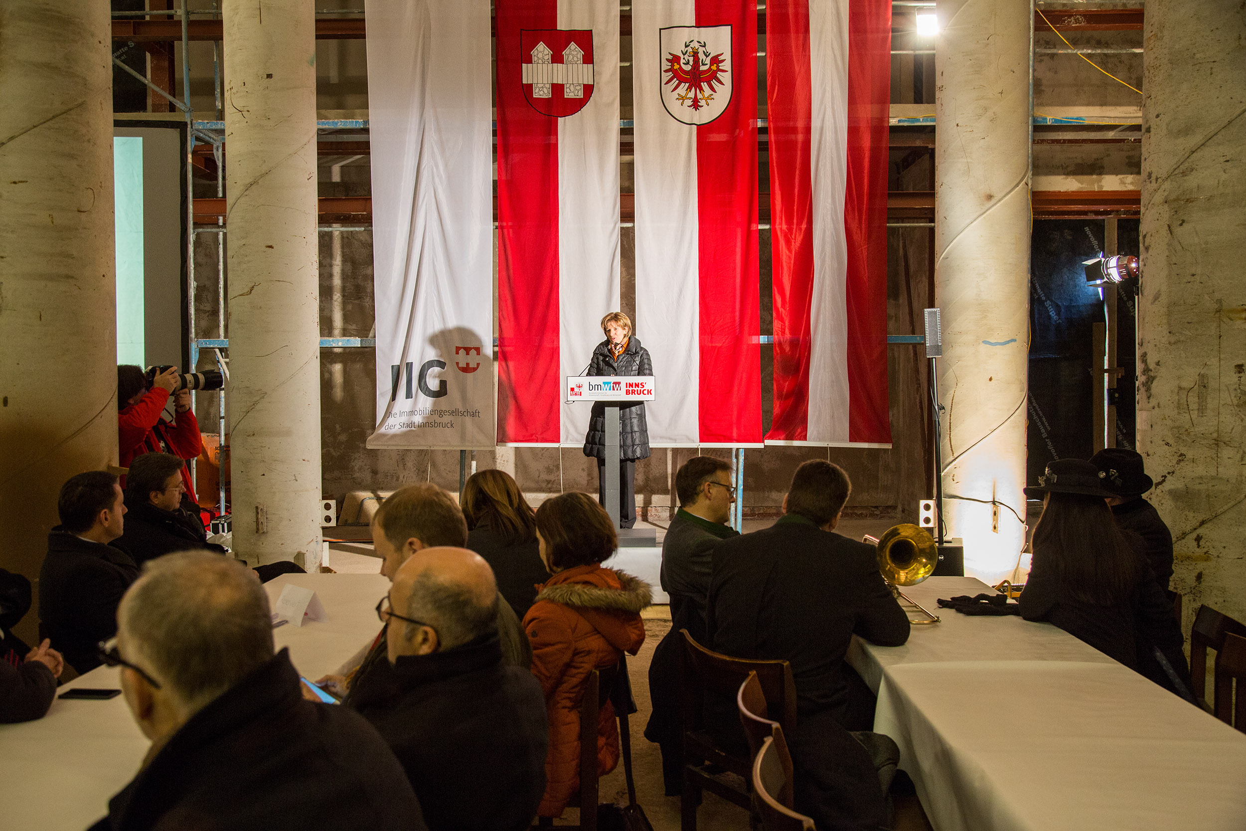 Bürgermeisterin Christine Oppitz-Plörer betonte die Wichtigkeit der größten Kulturbaustelle Tirols und die Freude für die elf NutzerInnen ein neues Heim beziehen zu können.