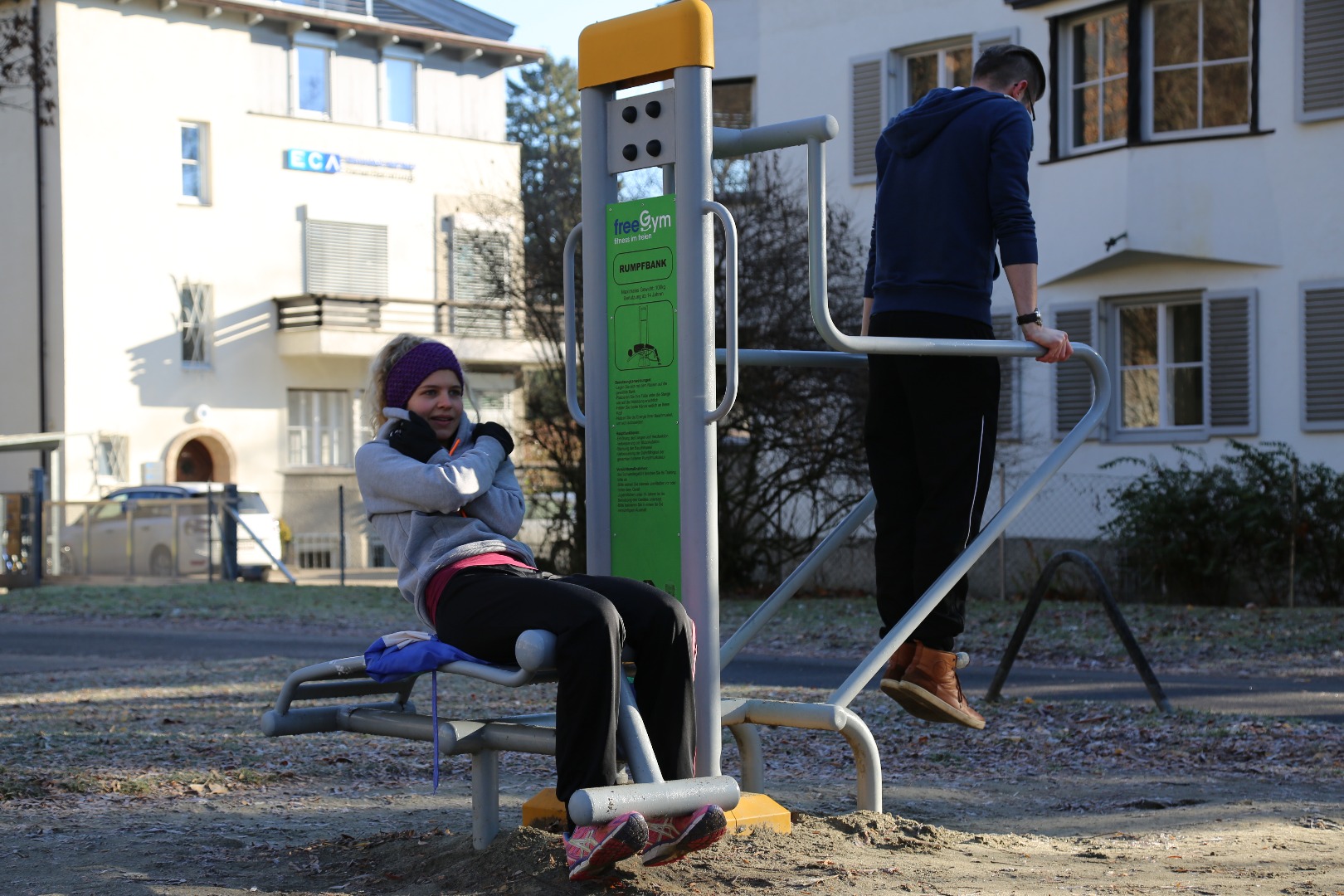 Das Angebot der Fitnessmeile im Huttererpark wird von den SportlerInnen bestens angenommen, sodass zu jeder Tages- und Nachtzeit und sämtlichen Witterungsverhältnissen trainiert wird.