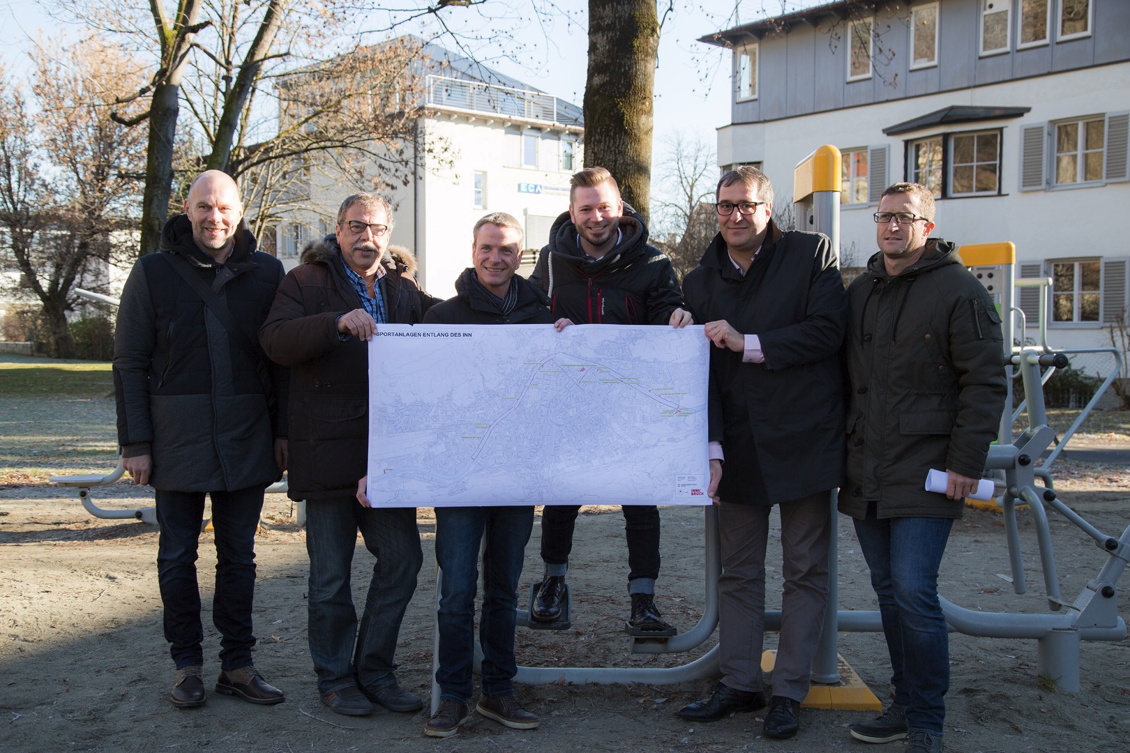 Beim Lokalaugenschein im Huttererpark und Präsentation der Entwicklung der „virtuellen“ Fitnessmeile (v.l.): Referatsleiter Thomas Waimann (Sportprojekte und Sportanlagen), Stadtrat Gerhard Fritz, Vizebürgermeister Christoph Kaufmann, Gemeinderat Lorenz Jahn, Stadtrat Franz X. Gruber und Amtsleiter Thomas Klingler (Grünanlagen)