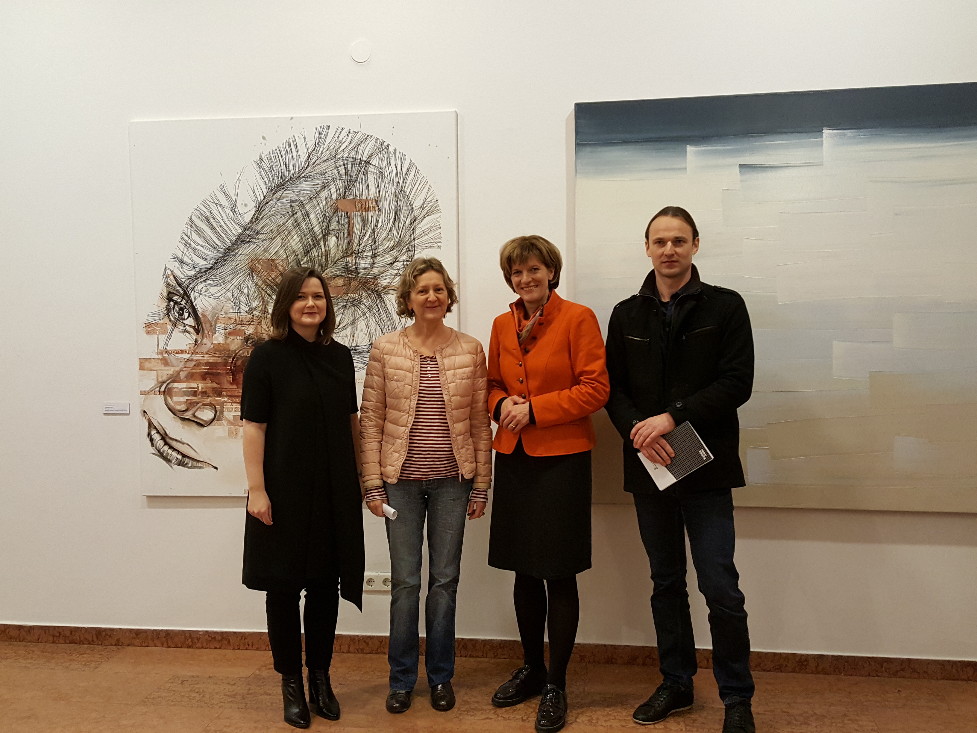 Vernissage in der Galerie im Andechshof: v.l. Kuratorin Mag.a Natalie Pedevilla, Künstlerin und Jurorin Christine Susanna Prantauer, Bürgermeisterin Mag.a Christine Oppitz-Plörer und Juror Dr. Jürgen Tabor.