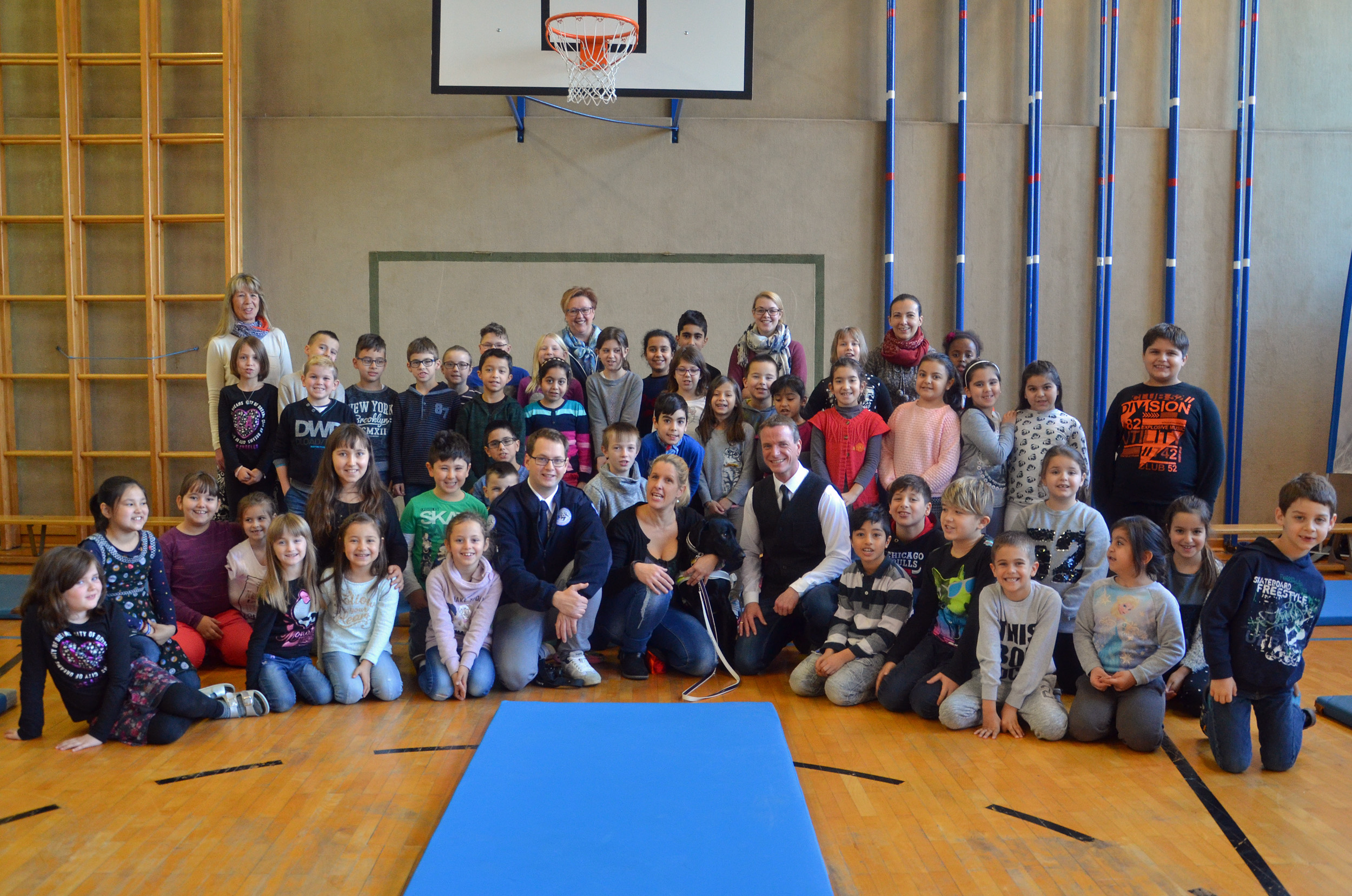 Vizebürgermeister Christoph Kaufmann (Bildmitte) war beim Besuch von Barbara Tschann und Hündin Darla in der Volksschule Neu Arzl dabei.