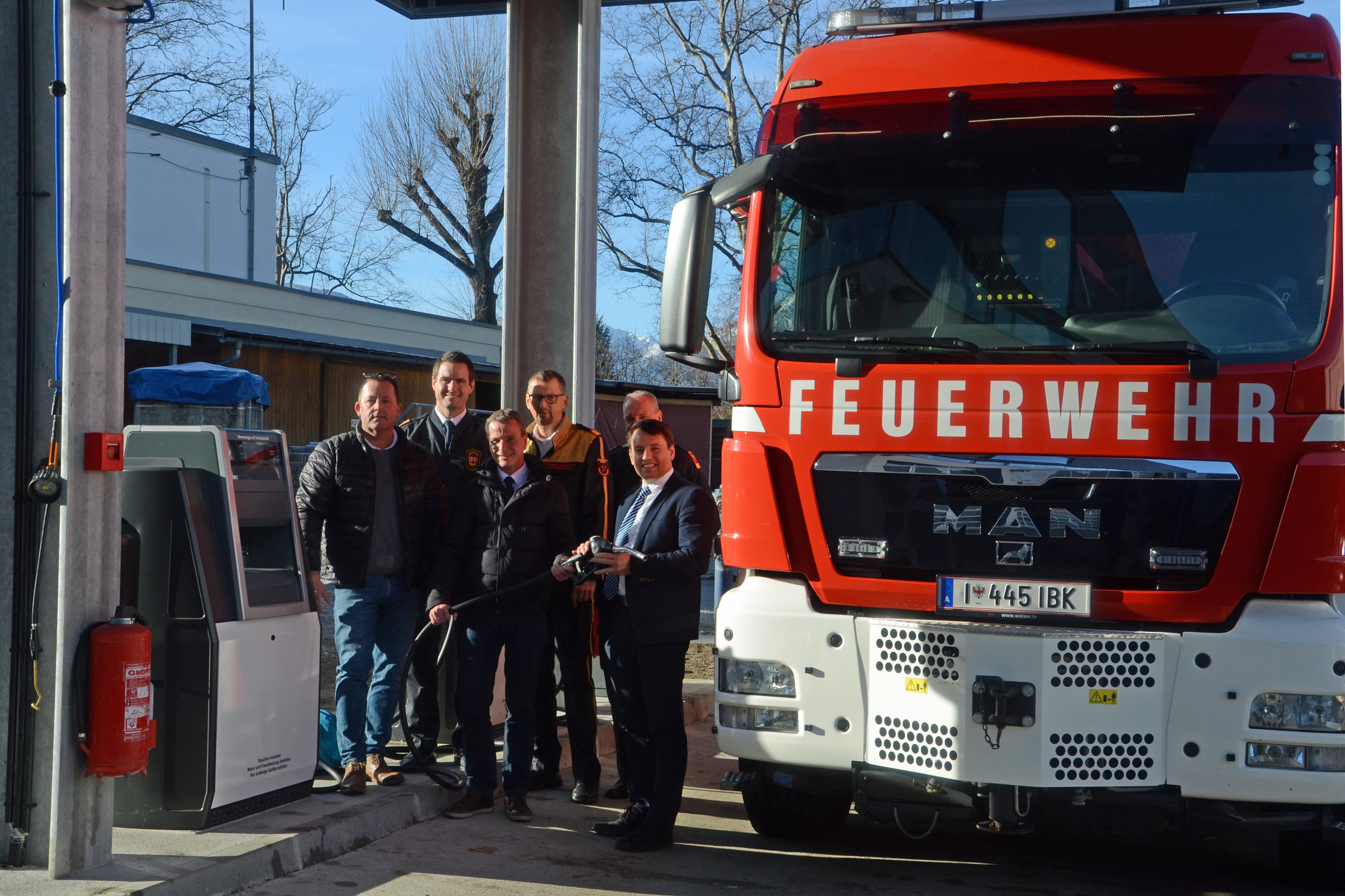 Vizebürgermeister Christoph Kaufmann (M) nahm mit Klaus Nagl (IIG-Baumanagement), Branddirektor Helmut Hager, Albert Pfeifhofer (Bezirks-Feuerwehrkommandant-Stellvertreter), Branddirektor-Stellvertreter Martin Gegenhuber und IIG-Geschäftsführer Franz Danler die Zapfsäule in Betrieb.