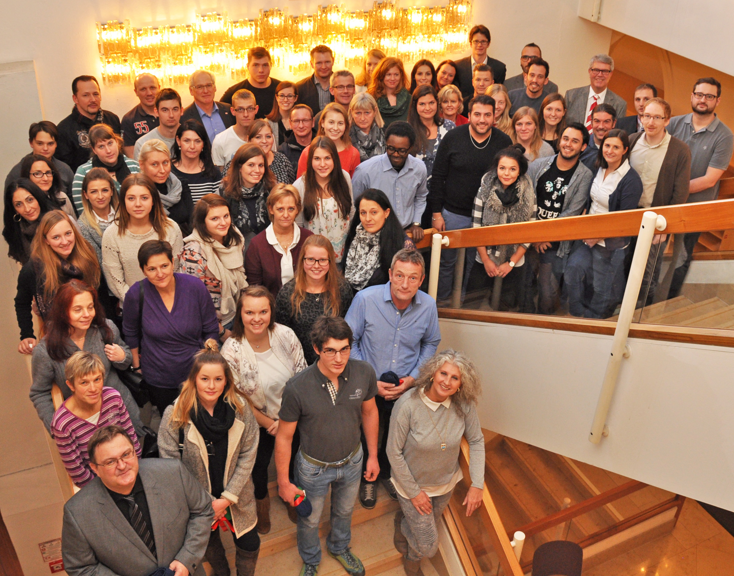 Magistratsdirektor Bernhard Holas (3.v.l.; 8. Reihe) und Personalchef Ferdinand Neu (3.v.r.; 8. Reihe) posierten mit den neuen MitarbeiterInnen für ein Gruppenfoto.
