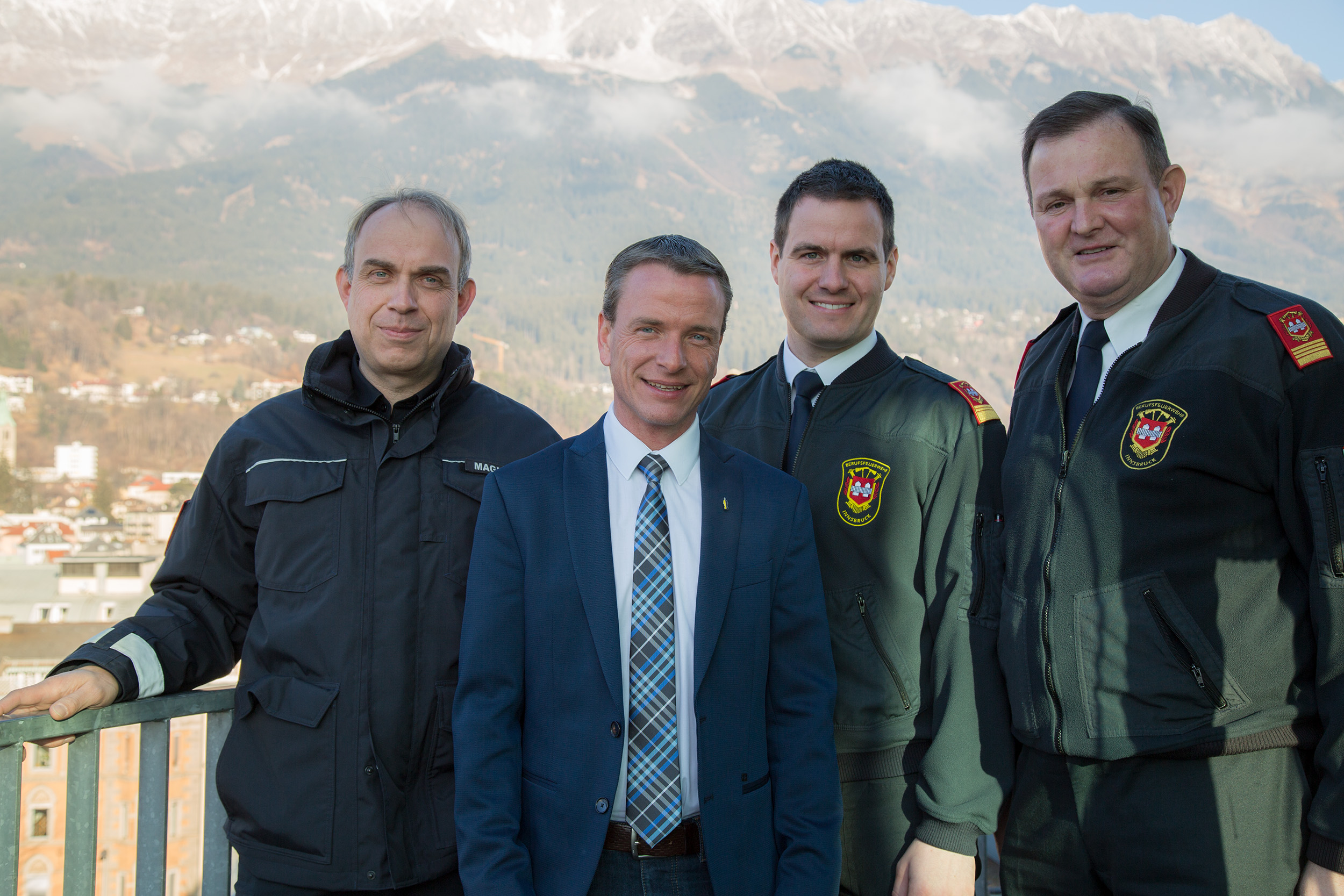 Amtsvorstand Elmar Rizzoli (Allgemeine Sicherheit und Veranstaltungen), Vizebürgermeister Christoph Kaufmann, Branddirektor Helmut Hager und Johann Zimmermann (vorbeugender Brandschutz) (v.l.) appellieren an alle Menschen, die ihren Silvesterabend in Innsbruck verbringen, auf das Abschießen und Zünden von Pyrotechnik zu verzichten.