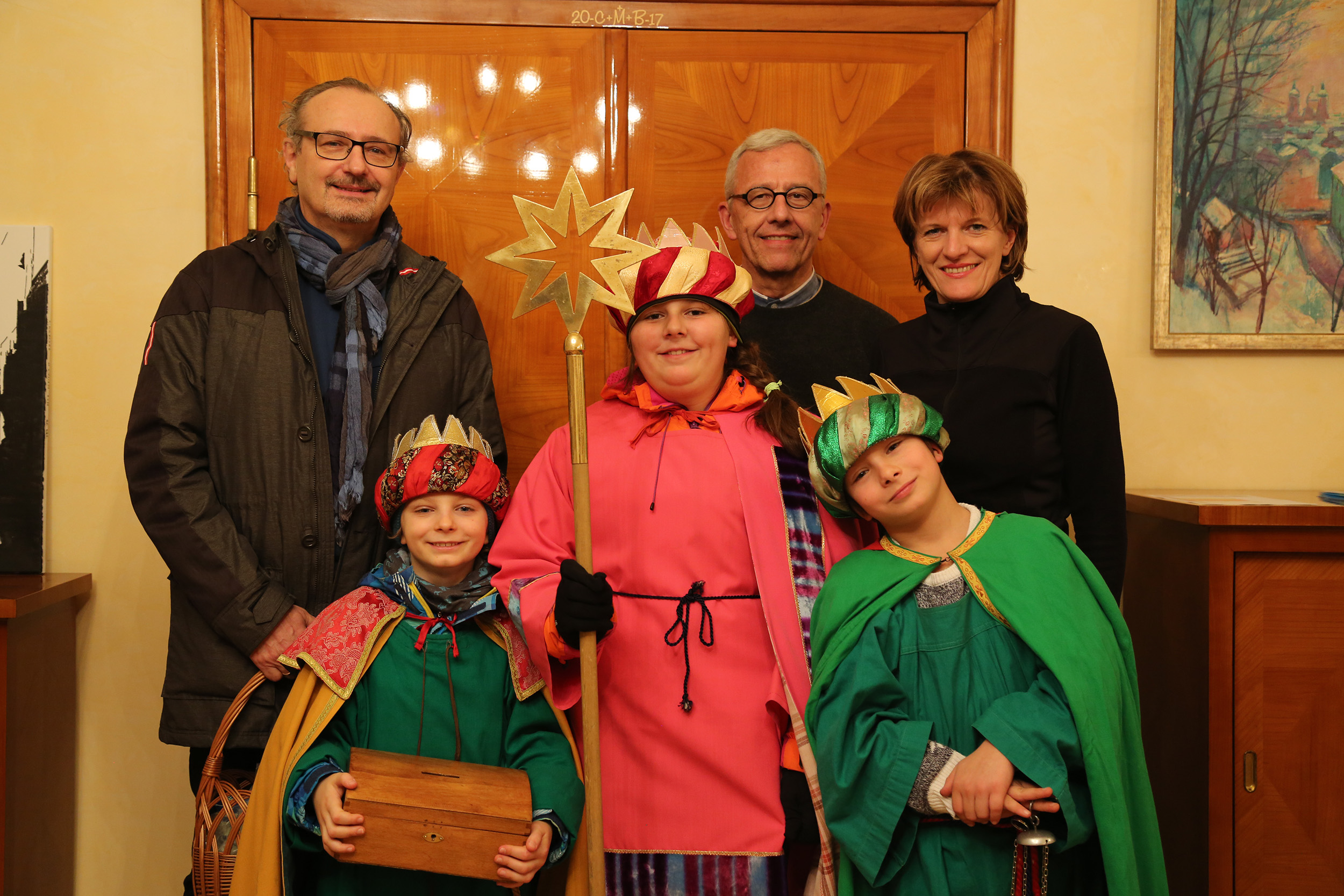 Die Heiligen Drei Könige (v.l.), Niclas, Johanna und Johannes, wurden beim traditionellen Besuch bei Bürgermeisterin Christine Oppitz-Plörer (r.) von Domprobst Florian Huber (2.v.r.) begleitet.