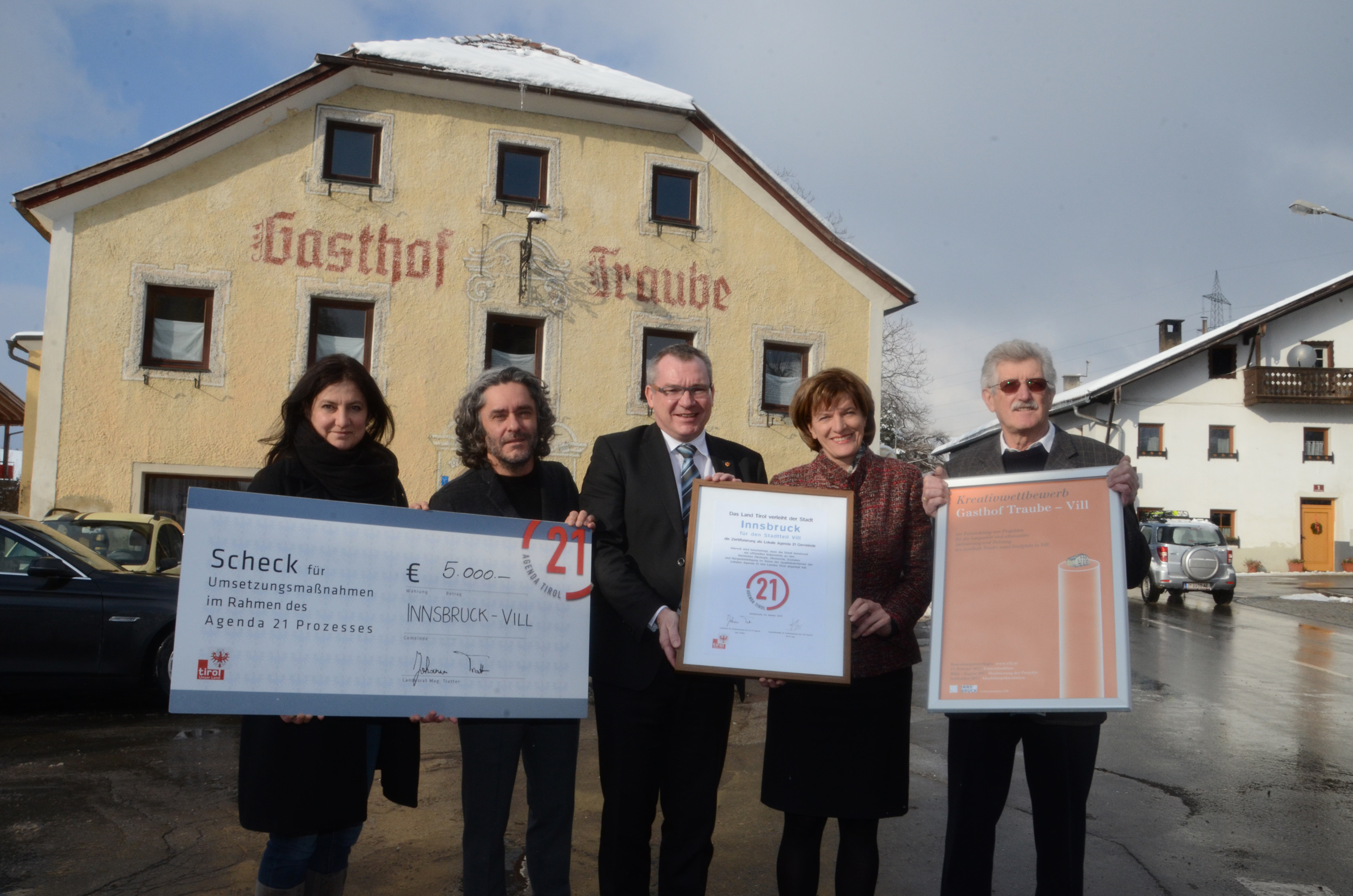 Landesrat Johannes Tratter (M.) überreichte gemeinsam mit Diana Ortner (l.; Land Tirol) die Zertifizierungsurkunde und den symbolischen Scheck an Bürgermeisterin Christine Oppitz-Plörer (2.v.r.), Max Profanter (Unterausschuss Vill) sowie Martin Mutschlechner (2.v.l.).