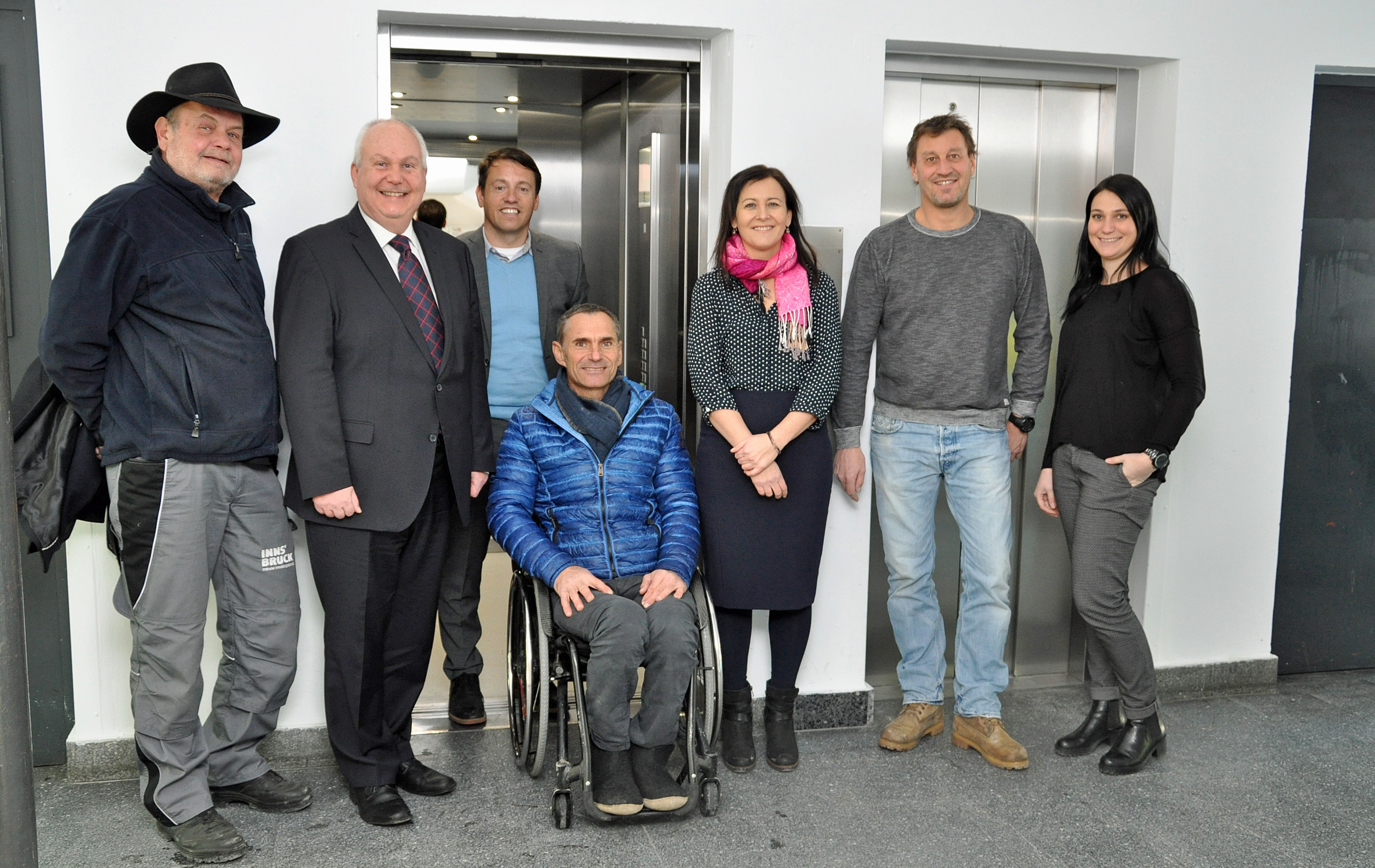 Teilen die Freude über die sanierten Lifte in der An-der-Lan-Straße 43 (v. l.): Hausmeister Heinrich Schöpf, Wohnungsstadtrat Andreas Wanker, IIG-Geschäftsführer Dr. Franz Danler, Hausbewohner Mag. Harald Hörmann, Renate Kleinhans (IIG Hausverwaltung), Martin Kiechl (Teamleiter Instandhaltung Wohn- und Geschäftsgebäude IIG) und DI Michaela Gabl (IIG)