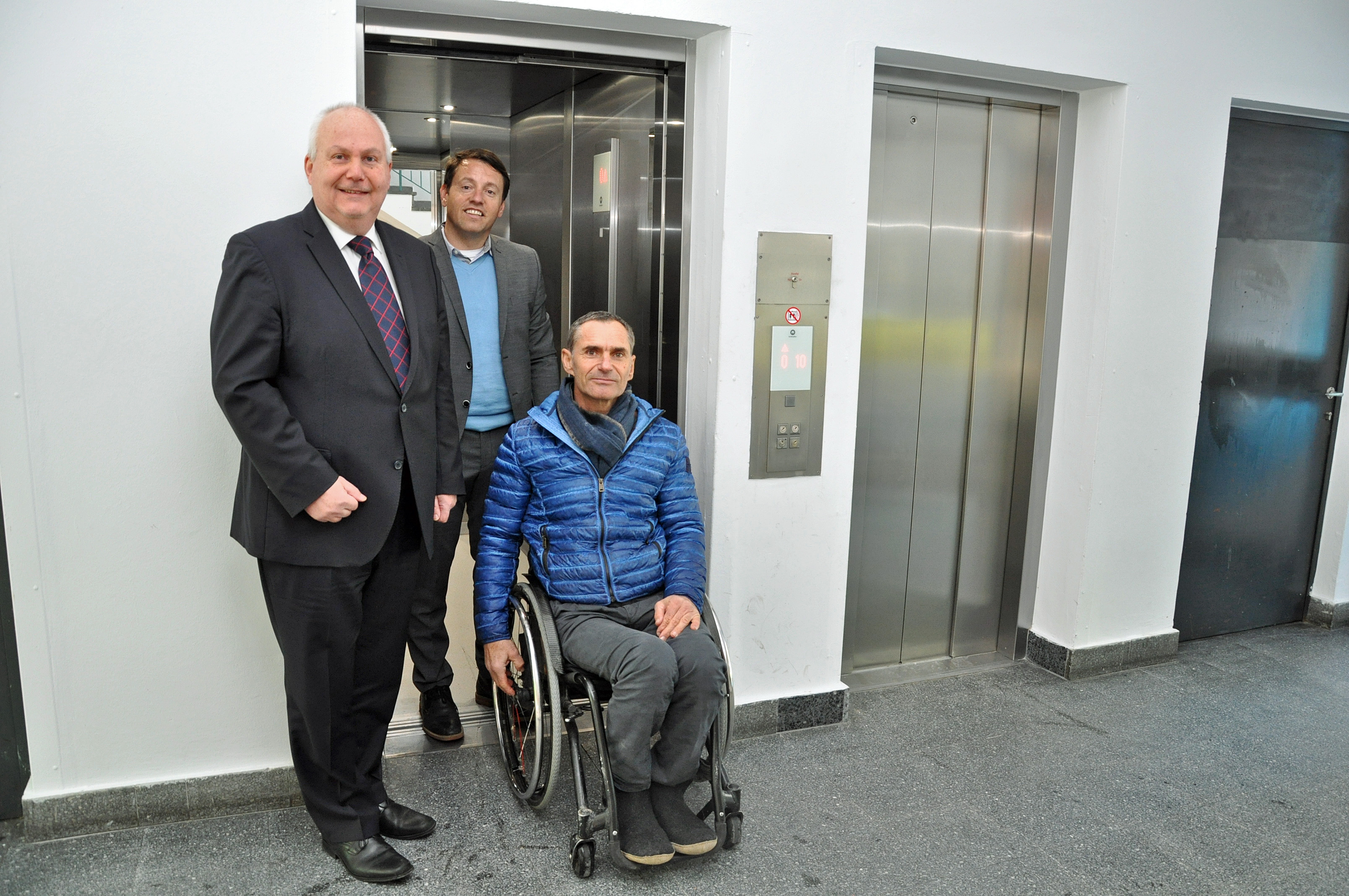 Gemeinsam mit Hausbewohner Mag. Harald Hörmann nahmen Wohnungsstadtrat Andreas Wanker (l.) und IIG-Geschäftsführer Dr. Franz Danler (r.) die sanierten Lifte in der An-der-Lan-Straße 43 unter die Lupe.