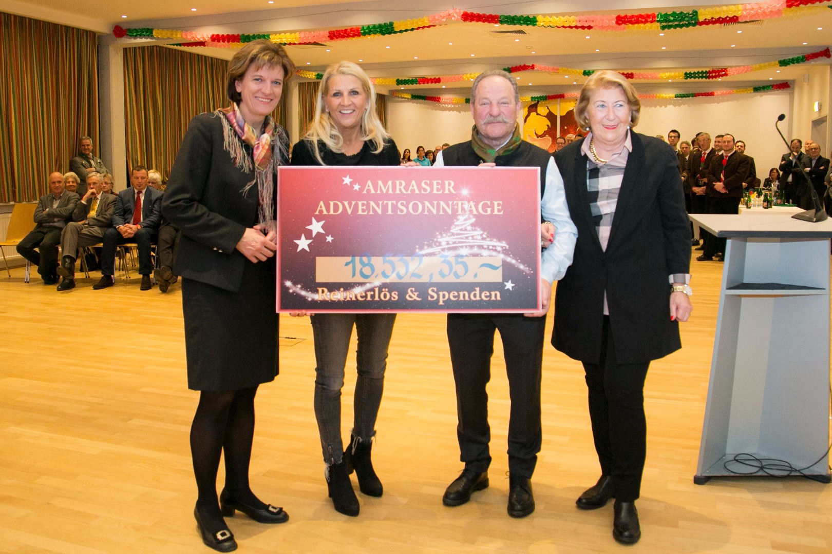 Die OrganisatorInnen der Amraser Adventsonntage, Traudl und Peter Scherkl (rechts) übergaben im Rahmen des Neujahrsempfangs den Scheck an Ursula Mattersberger (Kinderkrebshilfe Tirol). Bürgermeisterin Christine Oppitz-Plörer (l.) gratulierte herzlich zum Erfolg.