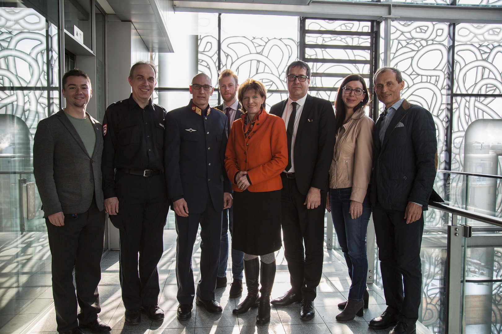 Beim Pressegespräch „Miteinander in Innsbruck – Wertevermittlung für AsylwerberInnen“ (v.l.): Florian Stolz (TSD), Elmar Rizzoli (Amtsleiter Allgemeine Sicherheit und Veranstaltungen), Stadtpolizeikommandant Martin Kirchler, Georg Mackner (TSD), Bürgermeisterin Christine Oppitz-Plörer, Stadtrat Franz X. Gruber, Ursula Waibel und Markus Jochum