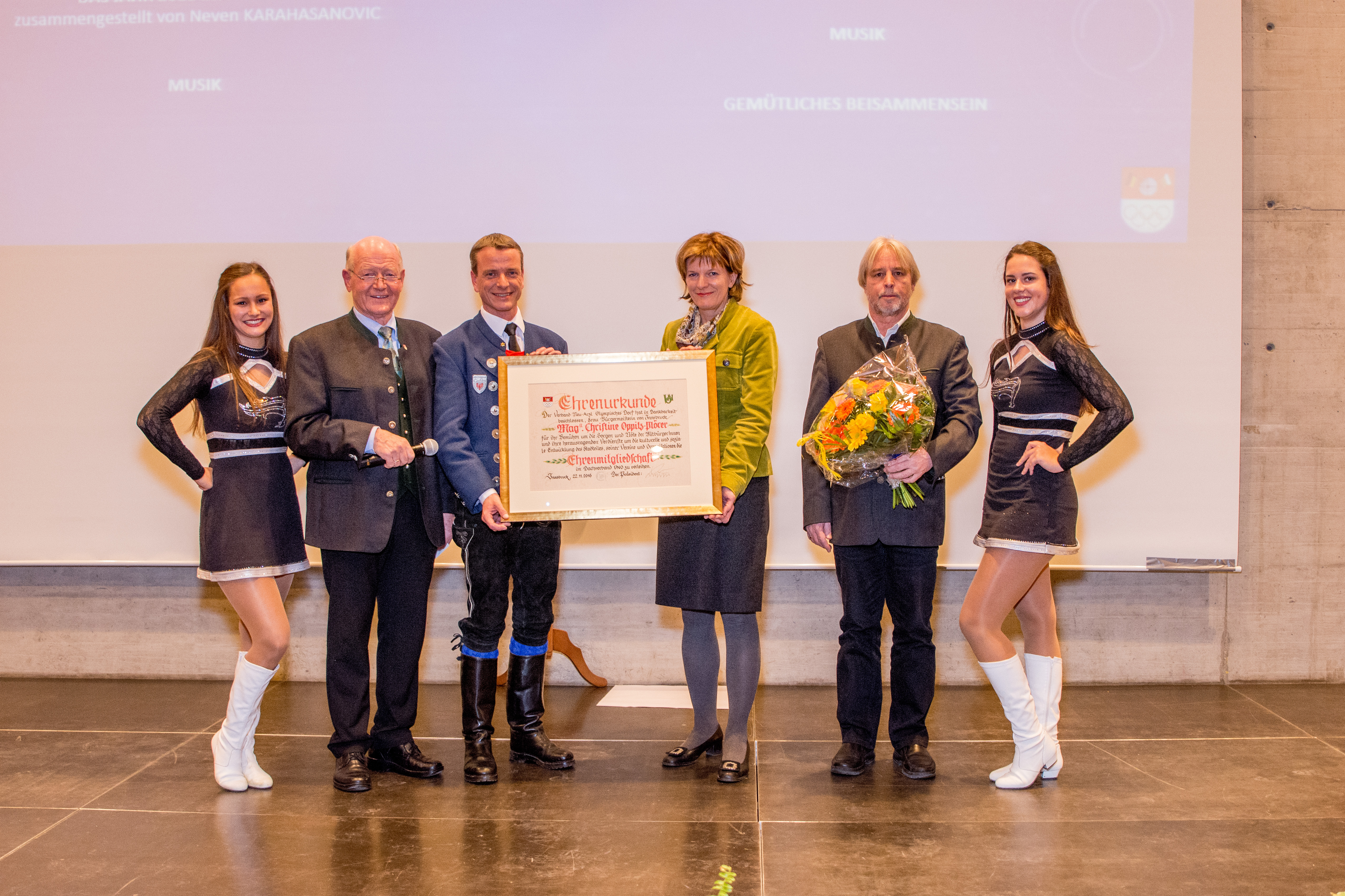 Umrahmt von Cheerleadern der Raiderettes übergab Verbandspräsident Friedl Ludescher gemeinsam mit Vizebürgermeister Christoph Kaufmann und VON-Vizepräsident Hans Sedetzki (v.l.) die handgefertigte Urkunde an Bürgermeisterin Christine Oppitz-Plörer (4.v.l.).