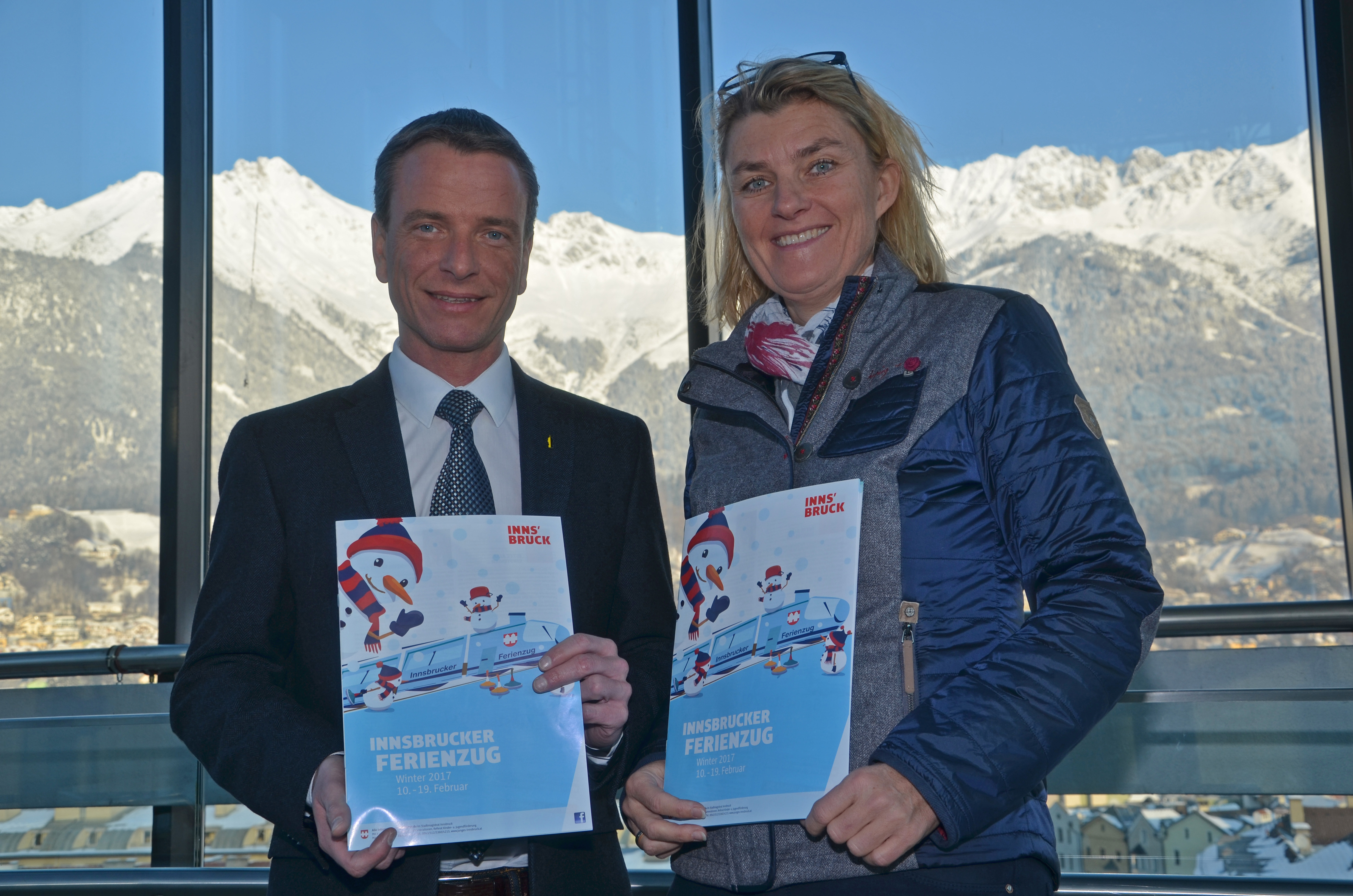 Der Semester-Ferienzug 2017 fährt ein: Vizebürgermeister Christoph Kaufmann und Organisatorin und „Lokführerin“ Birgit Ginter mit dem heurigen Veranstaltungsprogramm.