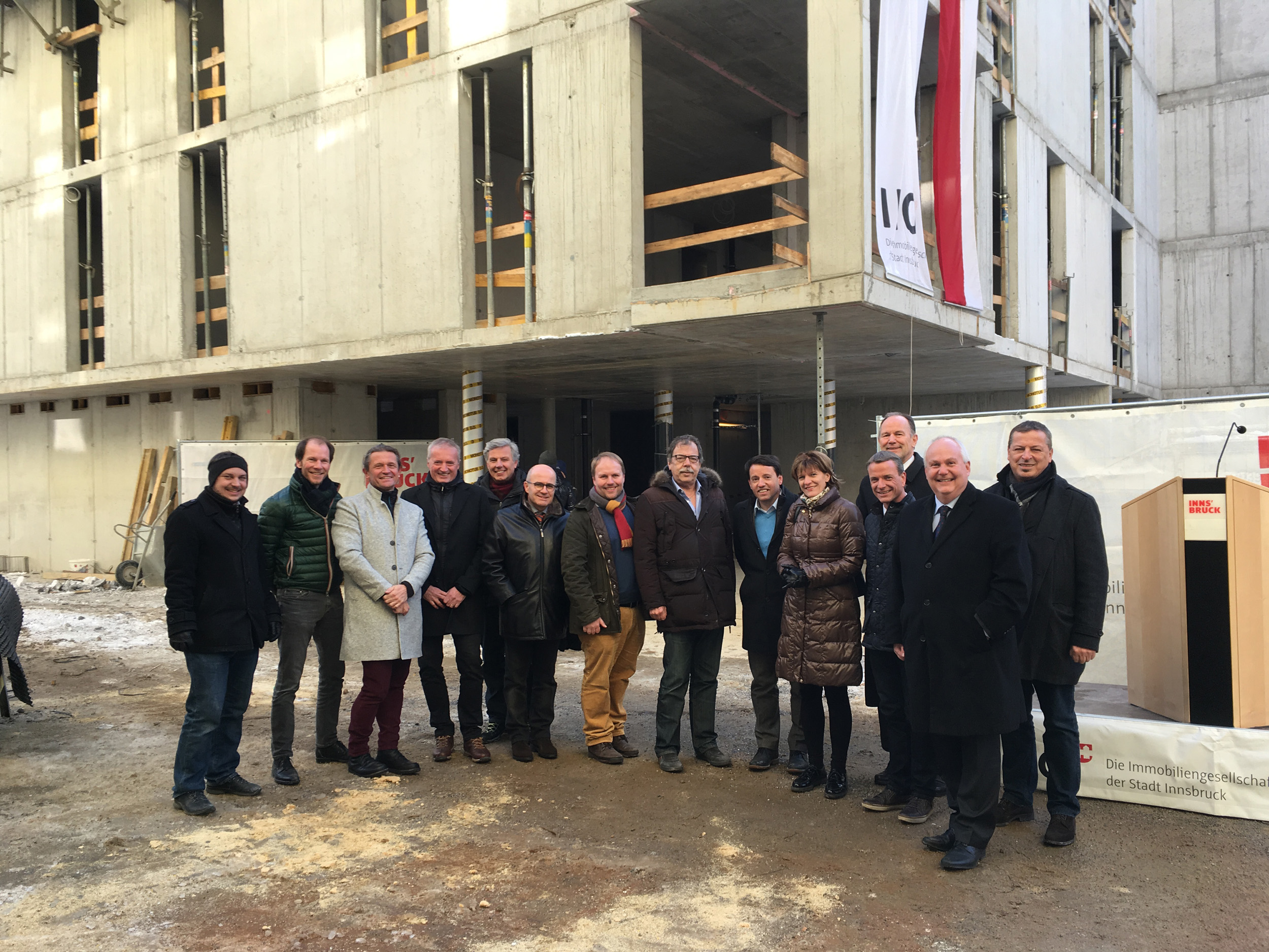 Bei der Firstfeier Wohnbebauung Defreggerstraße (v.l.): Berndt Scamoni (IIG), Markus Schöpf (IIG), die Architekten Raimund Wulz und Manfred König, Robert Kircher (IIG), GR Markus Stoll, GR Lucas Krackl (Ausschuss-Vorsitzender für Stadtentwicklung, Wohnbau und Projekte), Stadtrat Gerhard Fritz, IIG-GF Franz Danler, Bürgermeisterin Christine Oppitz-Plörer, Vizebürgermeister Christoph Kaufmann, Franz Pegger (Aufsichtsratvorsitzender IIG), Stadtrat Andreas Wanker und GR Helmut Buchacher