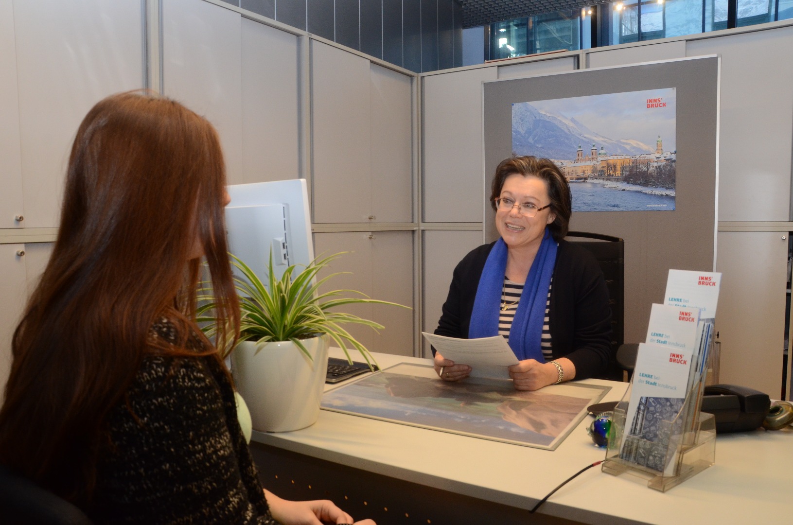 Monika Erharter ist die Lehrlingsbeauftragte der Stadt Innsbruck und gibt Jugendlichen wertvolle Tipps.