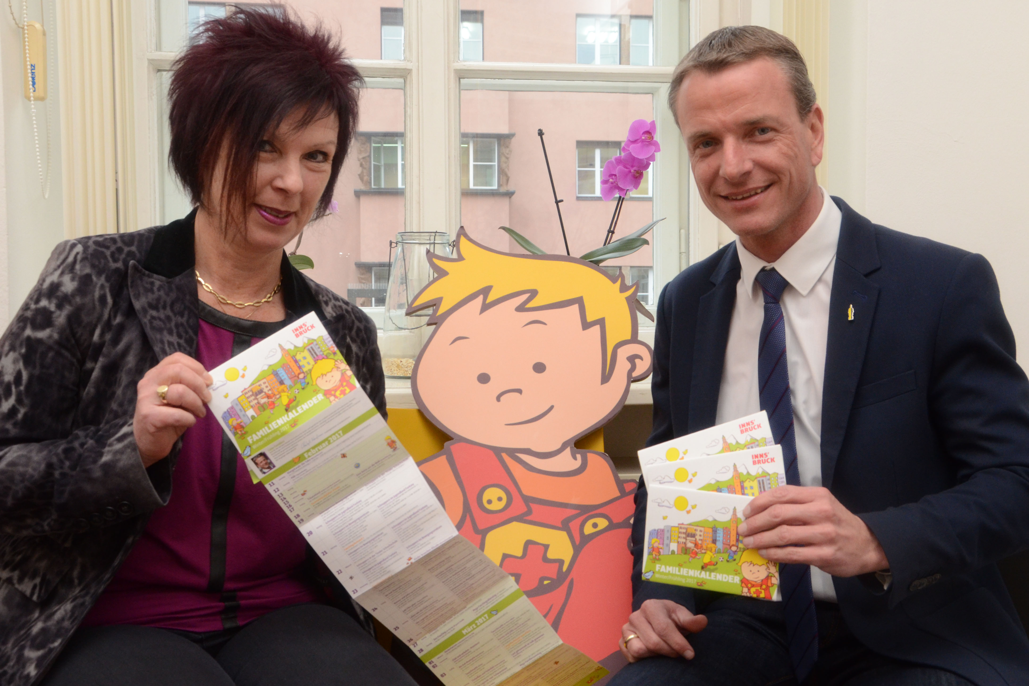 Vizebürgermeister Christoph Kaufmann und Familienreferentin Uschi Klee präsentierten gemeinsam mit „Peterle“ das neue Programm. © IKM/Hofer