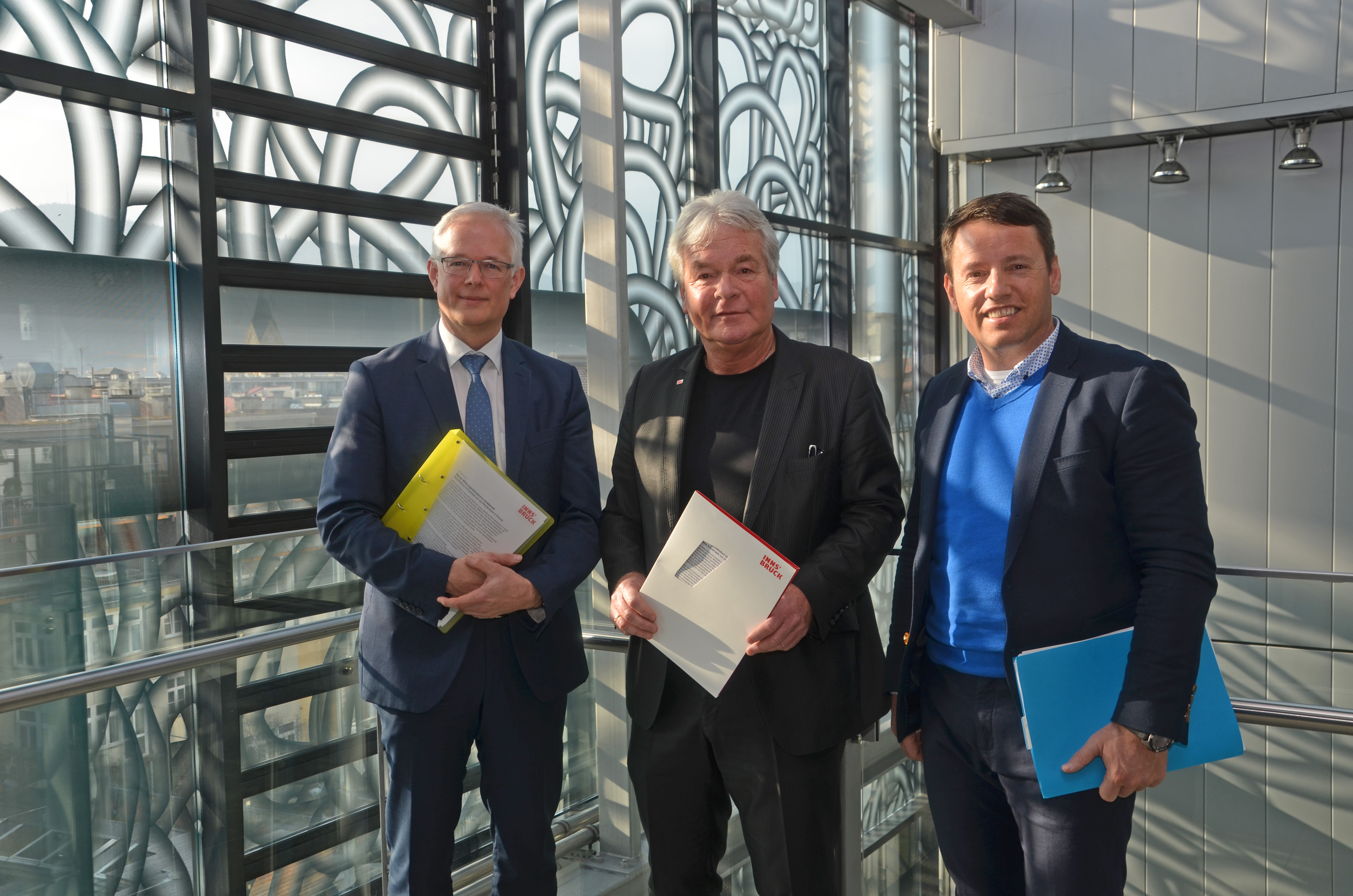 Arbeiten gemeinsam am neuen, attraktiven Bildungskonzept für Innsbruck: Bildungsstadtrat Ernst Pechlaner (Mitte) mit Landesschulinspektor Mag. Dr. Werner Mayr (li.) und Dr. Franz Danler (IIG, re.).