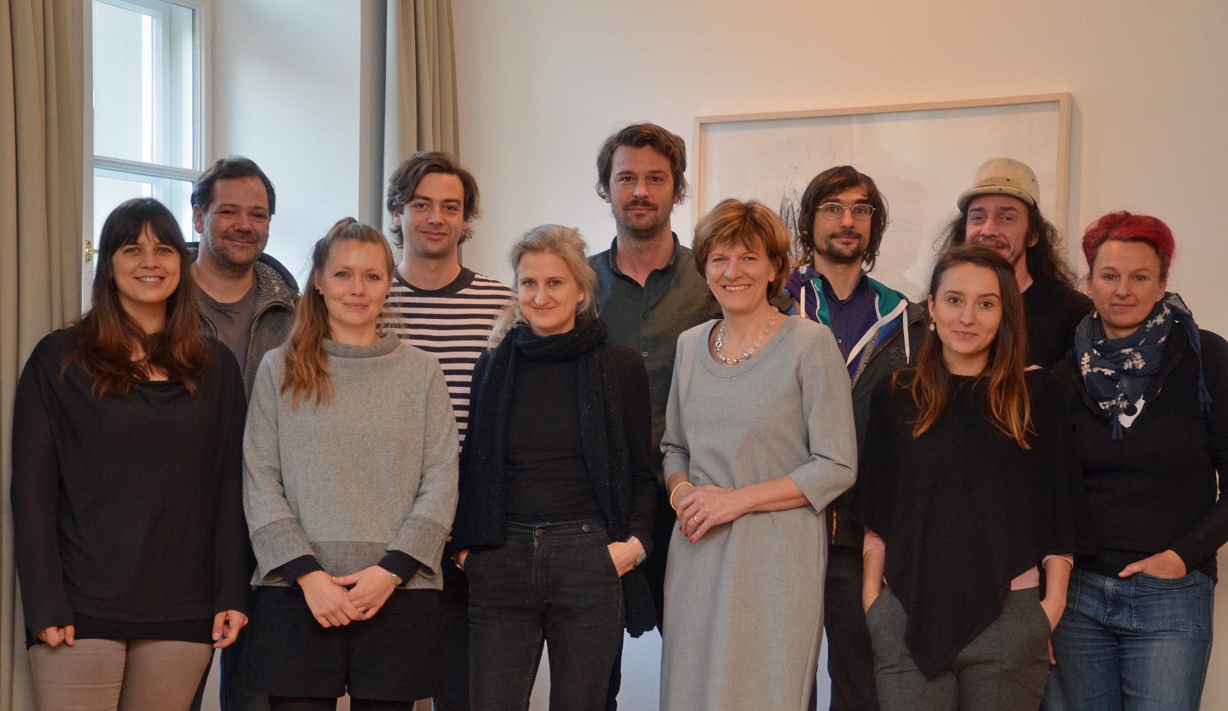 Kreatives Potenzial in Innsbruck wird gefördert: Bürgermeisterin Christine Oppitz-Plörer mit den diesjährigen ausgezeichneten PreisträgerInnen der stadt_potenziale.