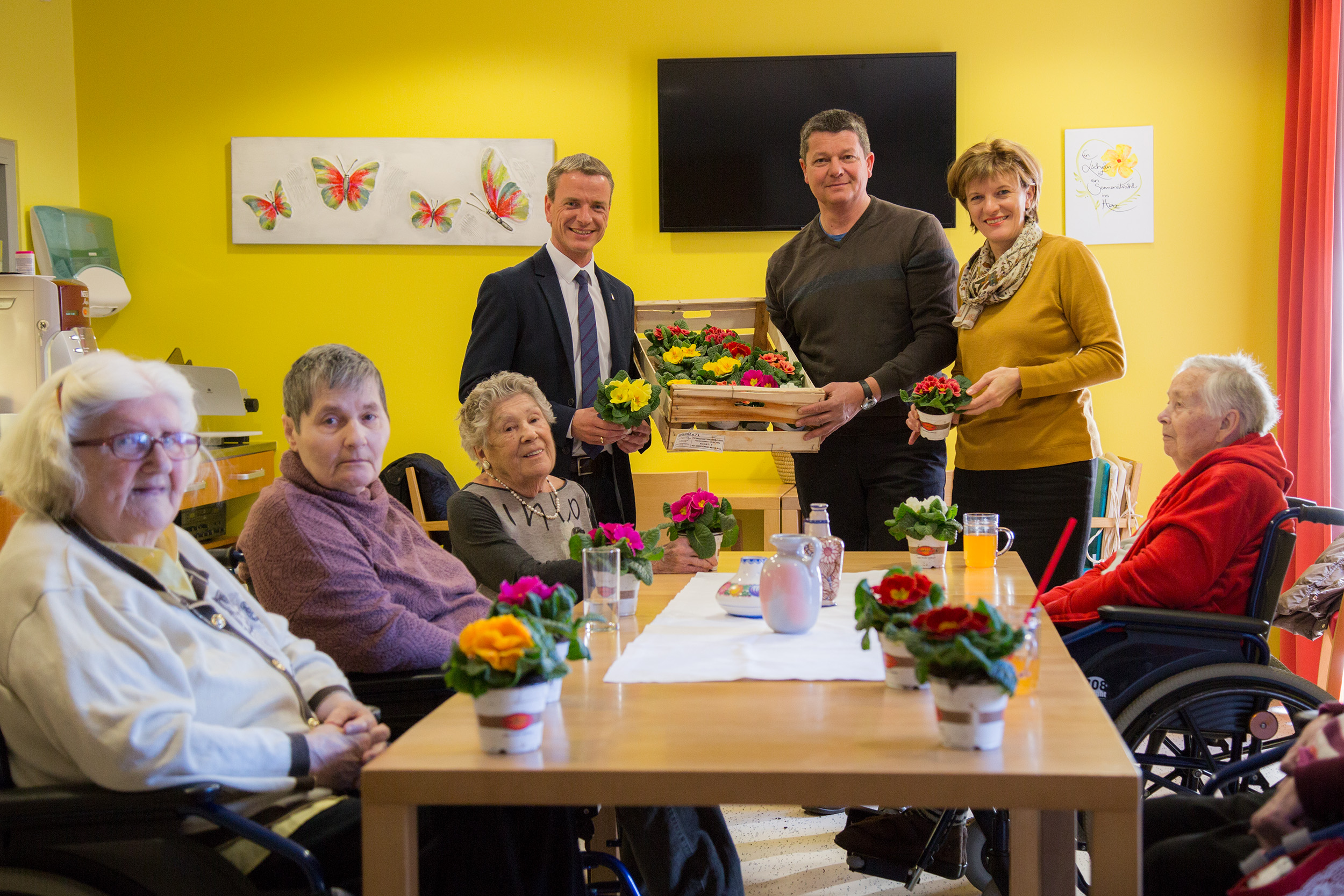 Die Bewohnerinnen und Bewohner des Wohnheimes Innere Stadt freuten sich sehr über den blumigen Valentinsgruß von (stehend, v.l.) Vizebürgermeister Christoph Kaufmann, Obmann-Stv. Christian Jägerbauer und Bürgermeisterin Christine Oppitz-Plörer.