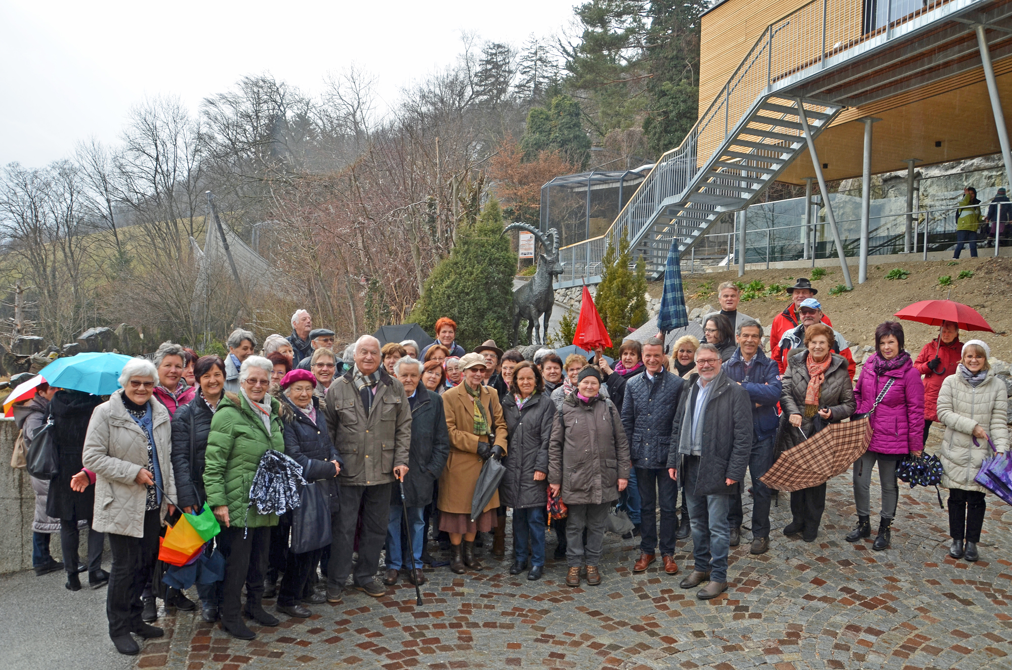 Vizebürgermeister Christoph Kaufmann (7.v.r.) und Referatsleiterin Uschi Klee (Frauen, Familien und SeniorInnen, 3.v.r.) bedankten sich kürzlich im Beisein von Alpenzoo-Direktor Michael Martys (6.v.r.) offiziell bei den ehrenamtlichen MitarbeiterInnen der Innsbrucker SeniorInnenstuben.