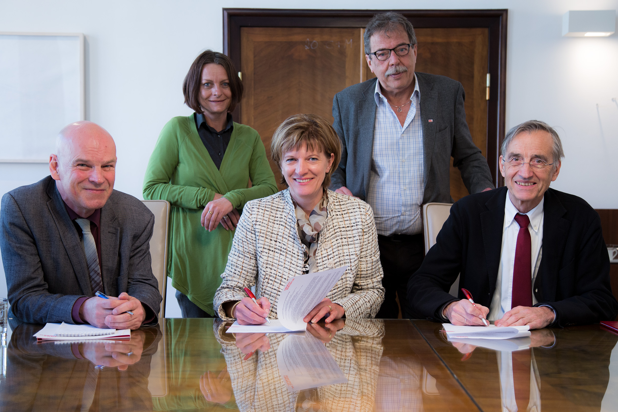 Bei der Unterzeichnung der Kooperationsvereinbarung zwischen Universität und Stadt Innsbruck (v.l.): Wolfgang Dietrich (UNESCO Chair of Peace Studies), Vizebürgermeisterin Sonja Pitscheider, Bürgermeisterin Christine Oppitz-Plörer, Initiator Stadtrat Gerhard Fritz und Rektor Tilmann Märk