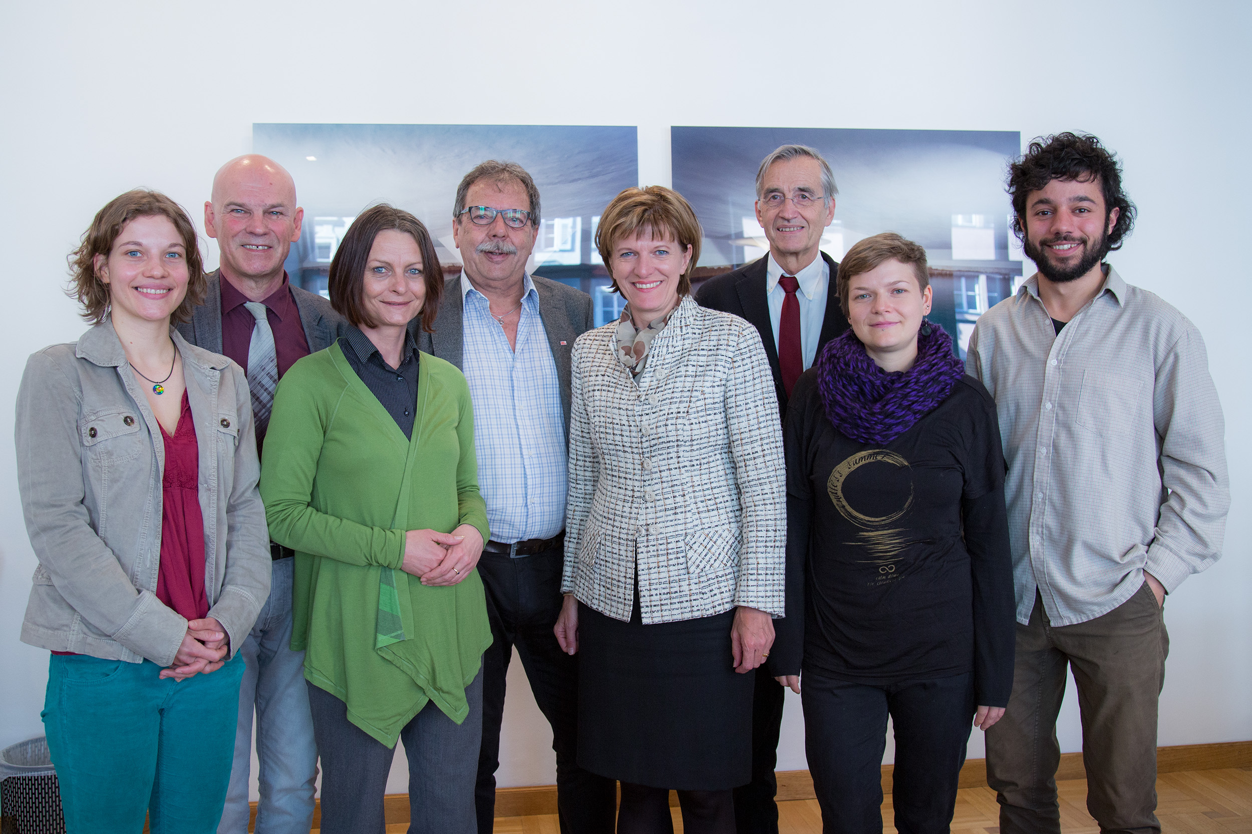 Anlässlich der Unterzeichnung der Kooperationsvereinbarung zwischen Universität und Stadt Innsbruck (v.l.): Alumna Marcella Rowek, Wolfgang Dietrich (UNESCO Chair of Peace Studies), Vizebürgermeisterin Sonja Pitscheider, Stadtrat Gerhard Fritz, Bürgermeisterin Christine Oppitz-Plörer, Rektor Tilmann Märk sowie die Alumni Theresa Gottschall und Manuel Garça