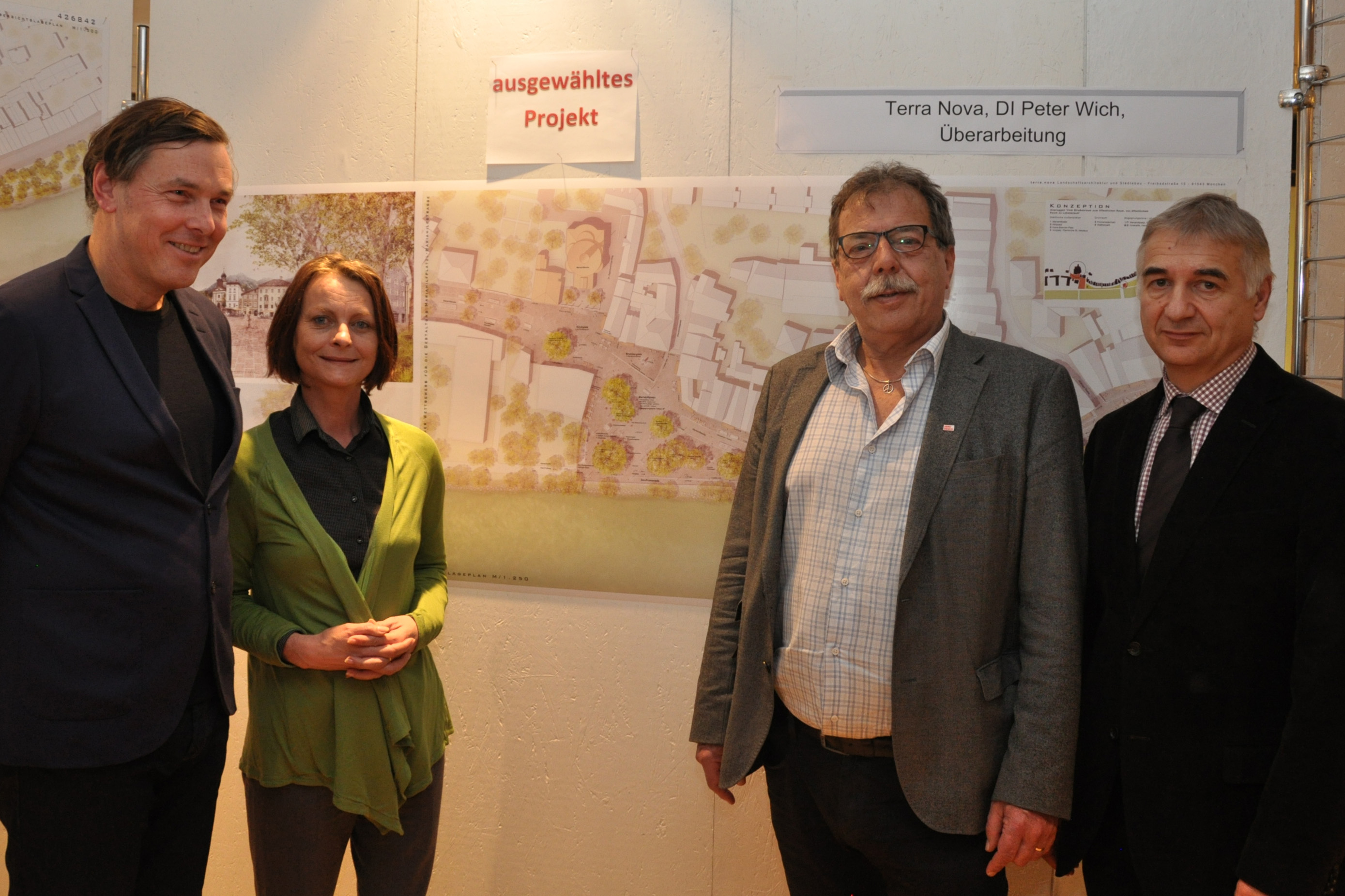 Präsentierten das Siegerprojekt für die Neugestaltung des Mariahilfplatzls im Rahmen der Ausstellungseröffnung (v.l.): Landschaftsarchitekt Peter Wich, Vizebürgermeisterin Sonja Pitscheider, Planungsstadtrat Gerhard Fritz und Tiefbauamtsleiter Walter Zimmeter.