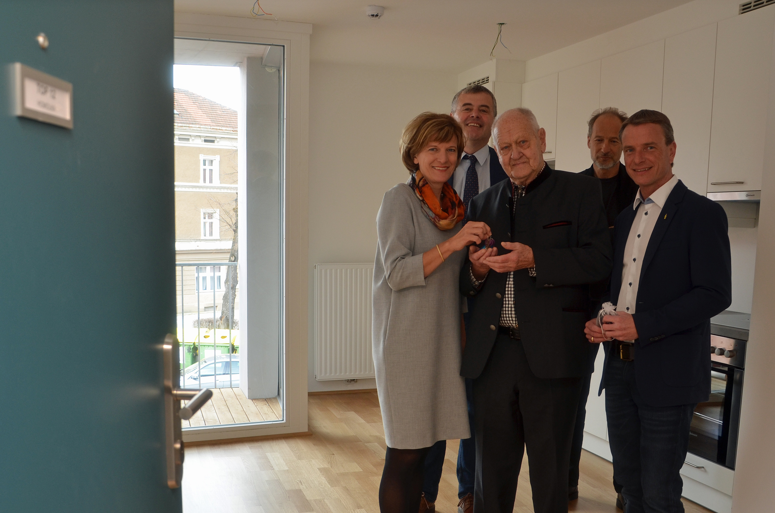 Bürgermeisterin Christine Oppitz-Plörer und Vizebürgermeister Christoph Kaufmann (r.) übergaben mit ISD-Geschäftsführer Hubert Innerebner (l.) und Architekt Kurt Rumplmayr den Schlüssel an den Ur-Wiltener und zukünftigen Bewohner Anton Homolka (M.).