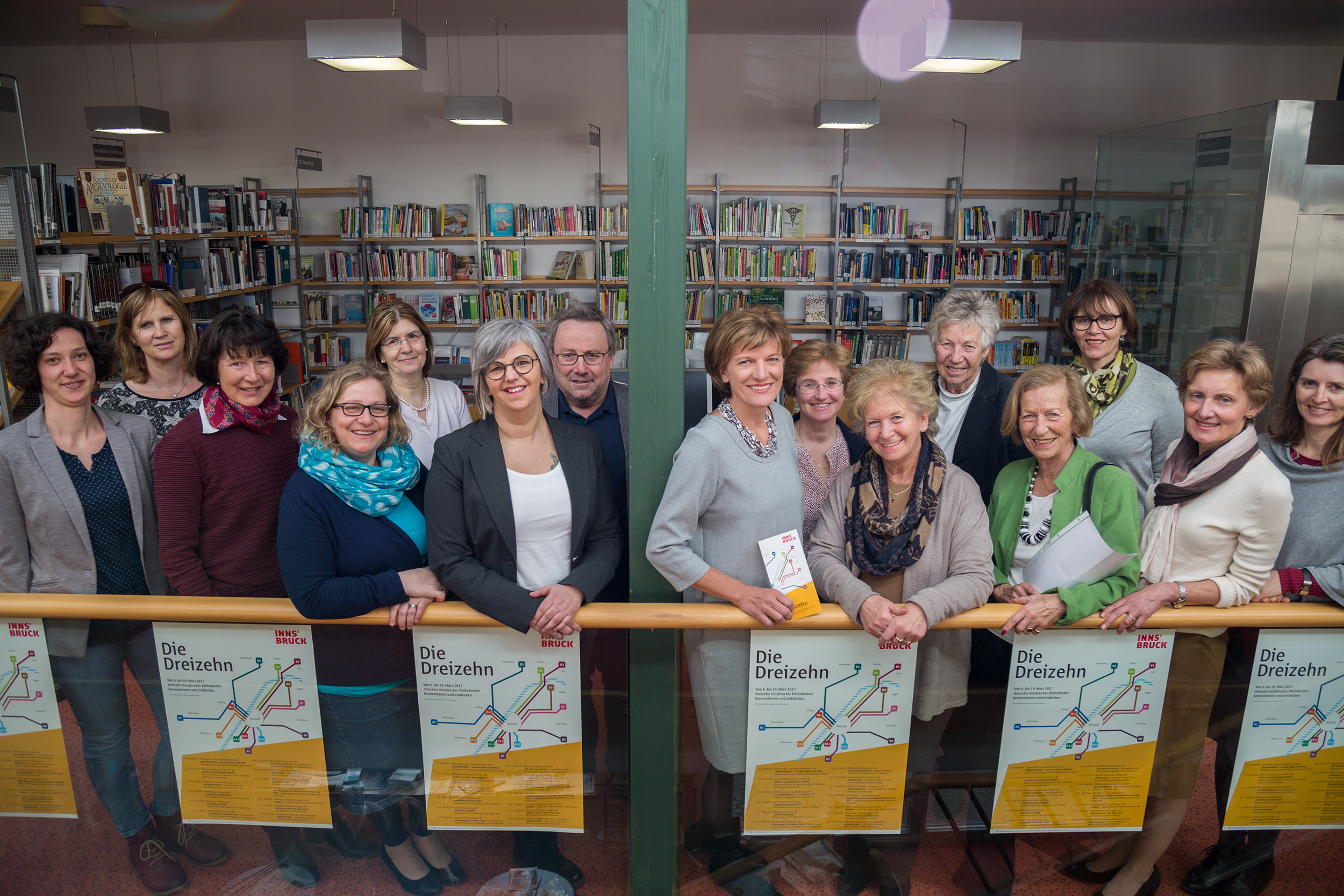 Die MitarbeiterInnen der 13 teilnehmenden Büchereien bei der Aktion „Jetzt schlägt´s 13“ präsentierten mit Bürgermeisterin Christine Oppitz-Plörer (Mitte, r.) das Programm für die kommenden Wochen.