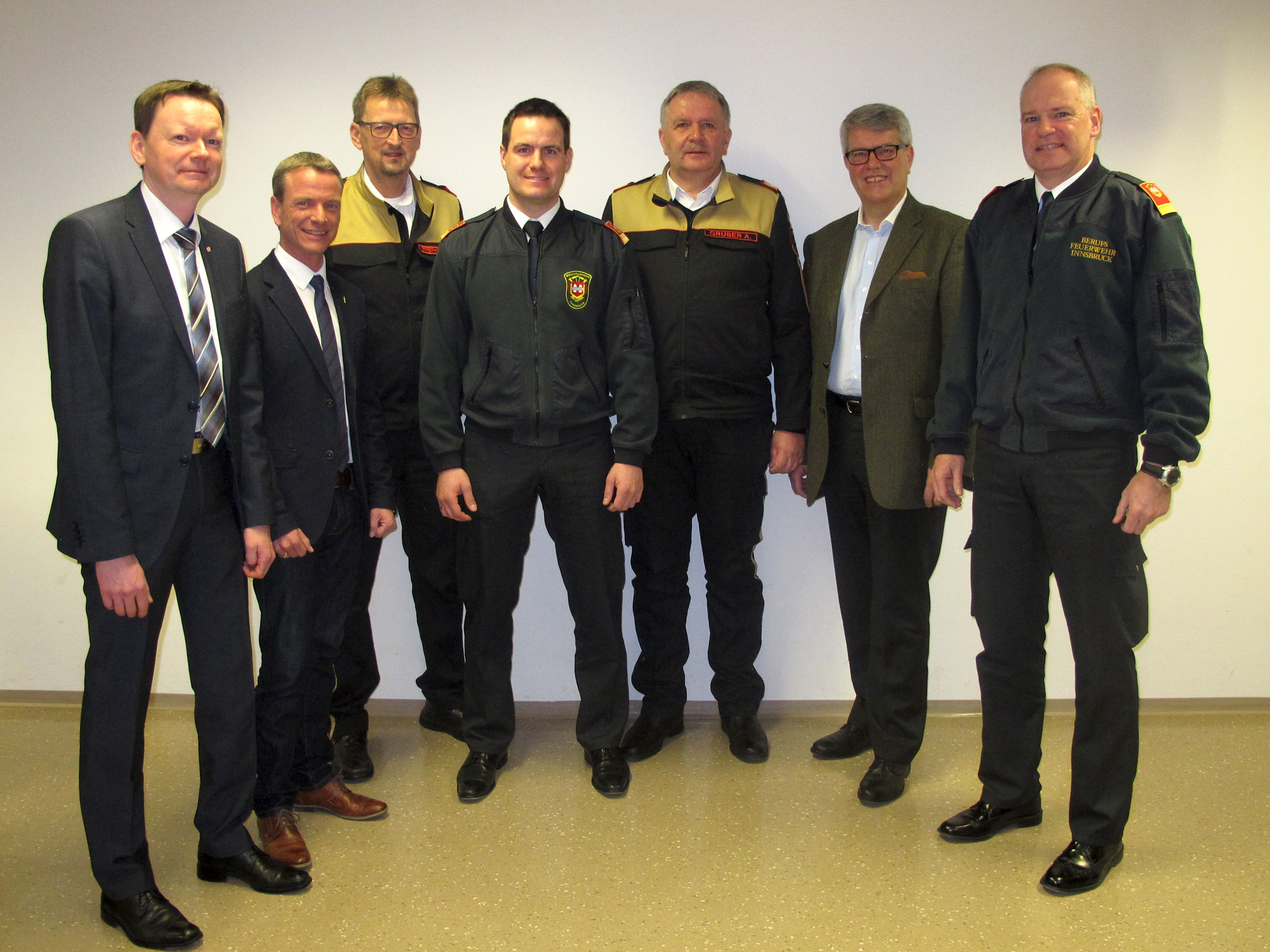Gratulierten Branddirektor Helmut Hager (Mitte) zum erfolgreichen Abschluss seiner Ausbildung (v.l.): Abteilungsleiter Robert Schöpf, Vizebürgermeister Christoph Kaufmann, Albert Pfeifhofer (Bezirks-Feuerwehrkommandant-Stv.), Alfons Gruber (Landesfeuerwehrinspektor), Personalchef Ferdinand Neu und Martin Gegenhuber (Branddirektor Stv.)