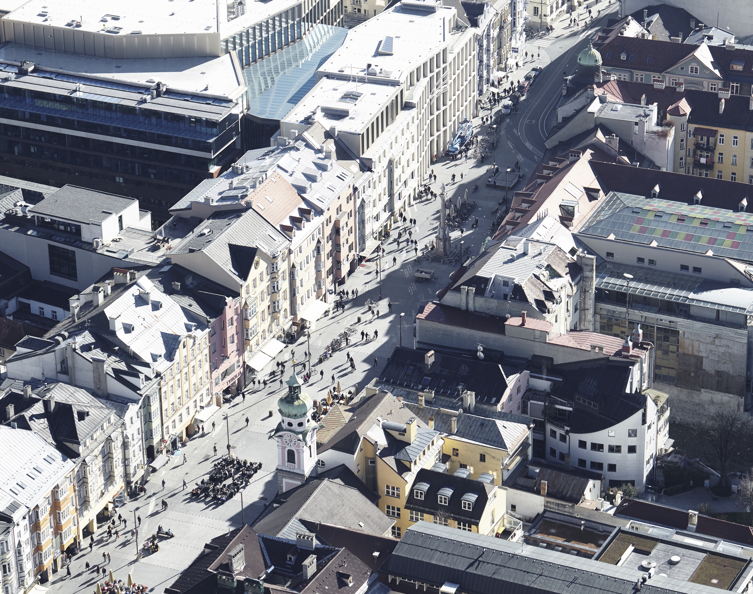 Die Ausstellung zeigt eigene Auseinandersetzungen von Migrantinnen mit Innsbruck als Lebensraum.