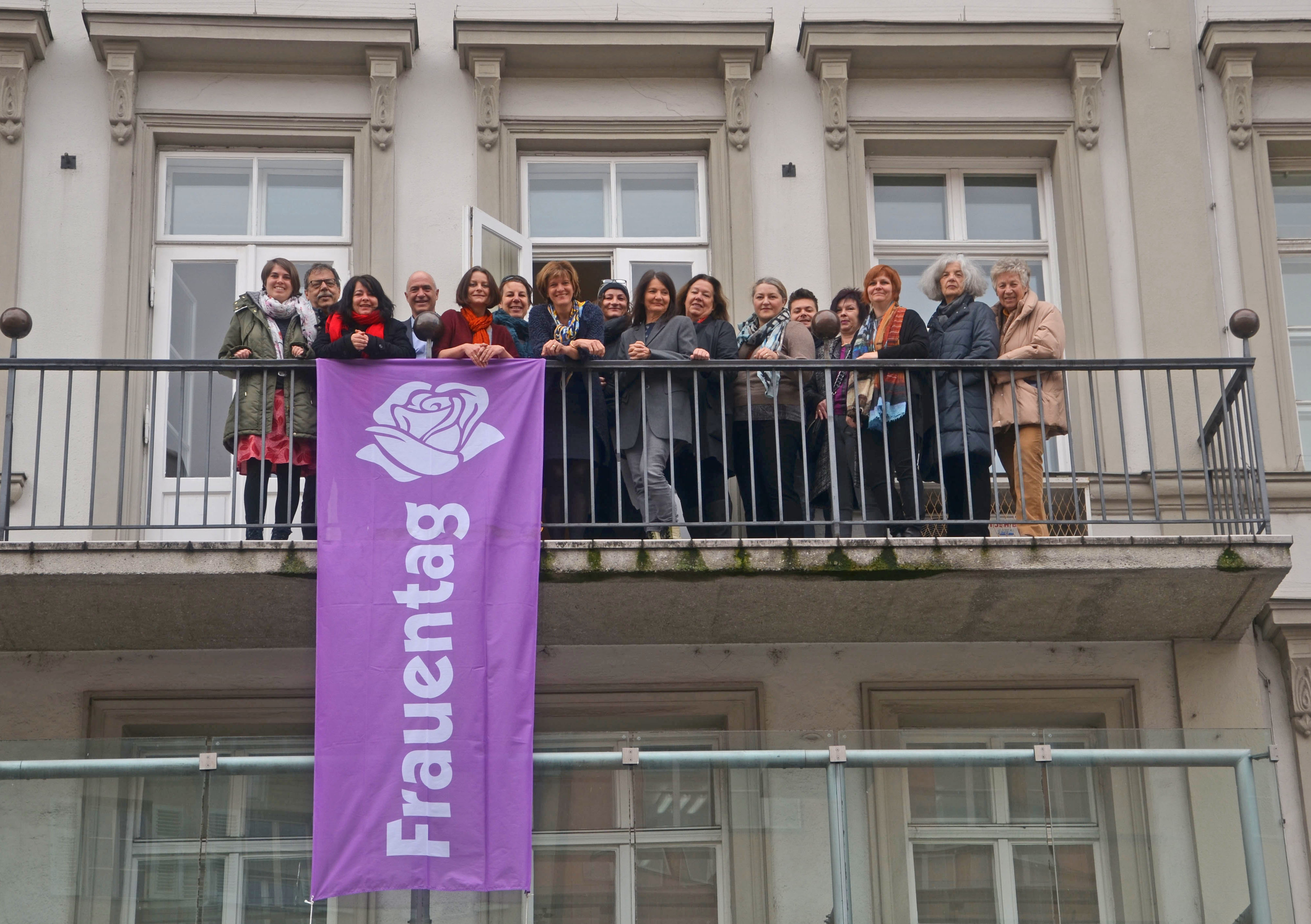 Bürgermeisterin Christine Oppitz-Plörer (7.v.l.), Vizebürgermeisterin Sonja Pitscheider (5.v.l.), Stadtrat Gerhard Fritz (2.v.l.) und VertreterInnen des Gemeinderates sowie der Frauenorganisationen ARANEA Mädchenzentrum, Frauen gegen Vergewaltigung, Frauenhaus Tirol und des Arbeitskreises Emanzipation und Partnerschaft (AEP) hissten mit Referatsleiterin Uschi Klee (4.v.r.) die Fahne.