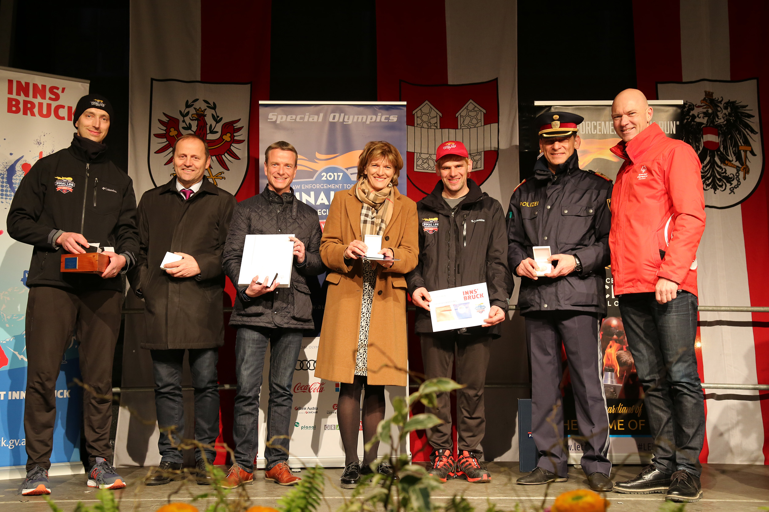 Anlässlich des Fackellaufes der Special Olympics World Winter Games auf der Bühne beim Goldenen Dachl (v.l.): Fackelträger Phill Jones, Sportlandesrat 
LH-Stv. Josef Geisler, Vizebürgermeister Christoph Kaufmann, Bürgermeisterin Christine Oppitz-Plörer, Fackelträger Hermann Marte, Landespolizeidirektor Helmut Tomac und Jürgen Winter (Präsidenten der Special Olympics Österreich)