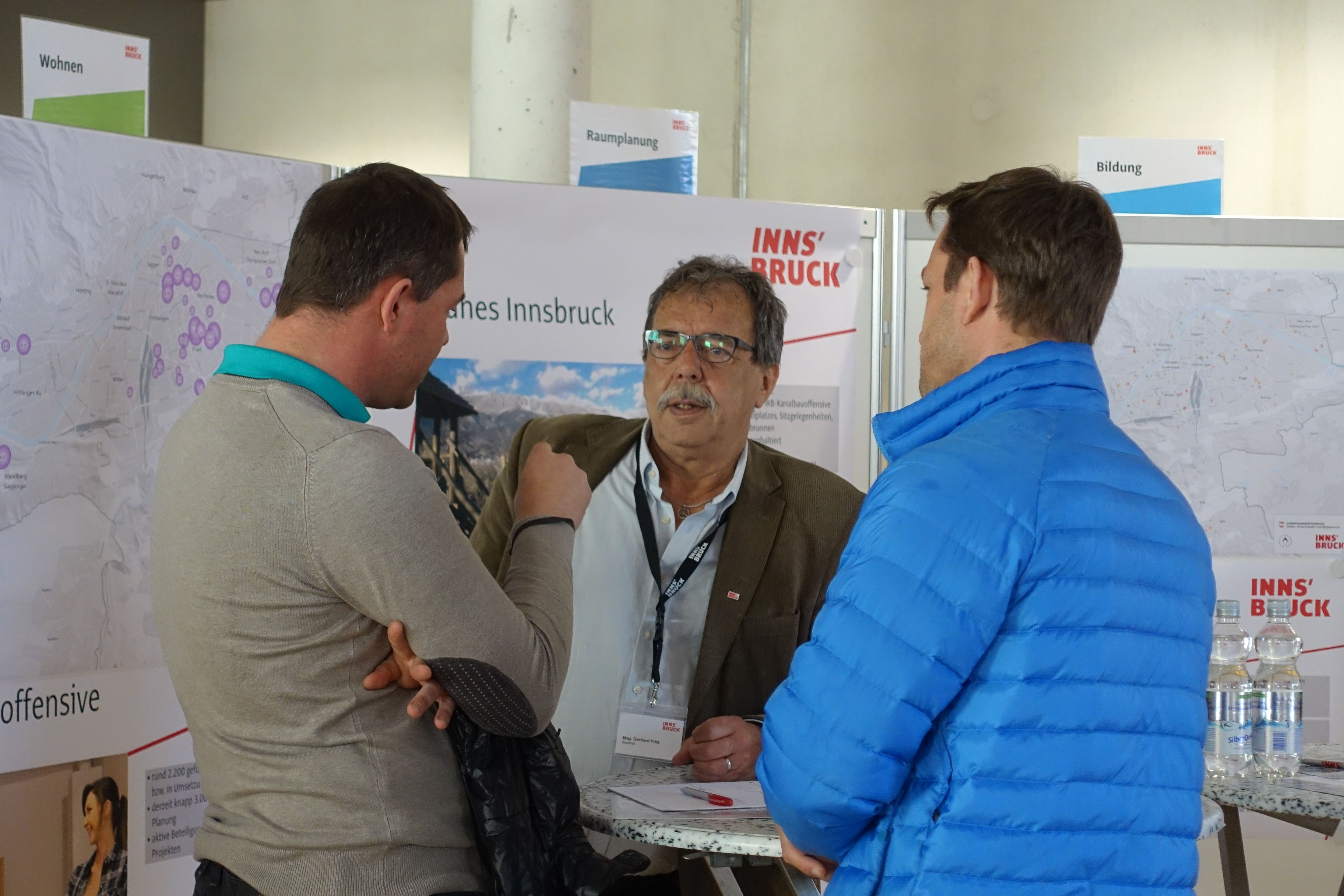 Stadtrat Gerhard Fritz im Gespräch mit interessierten Bürgern beim Stadtteiltag in Wilten.