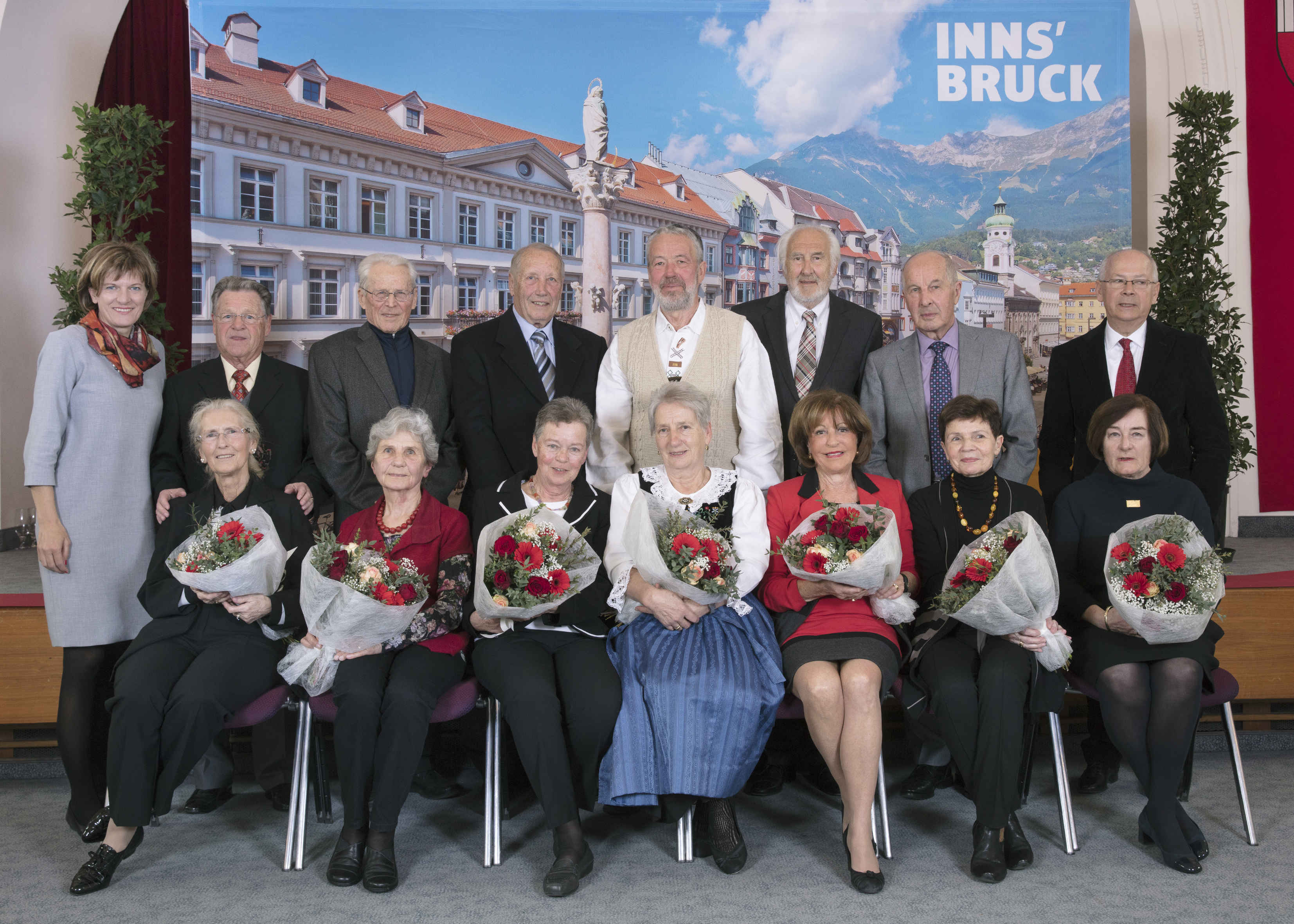 Ein Erinnerungsfoto mit Bürgermeisterin Christine Oppitz-Plörer durfte anlässlich der Hochzeitsjubiläumsfeier nicht fehlen.