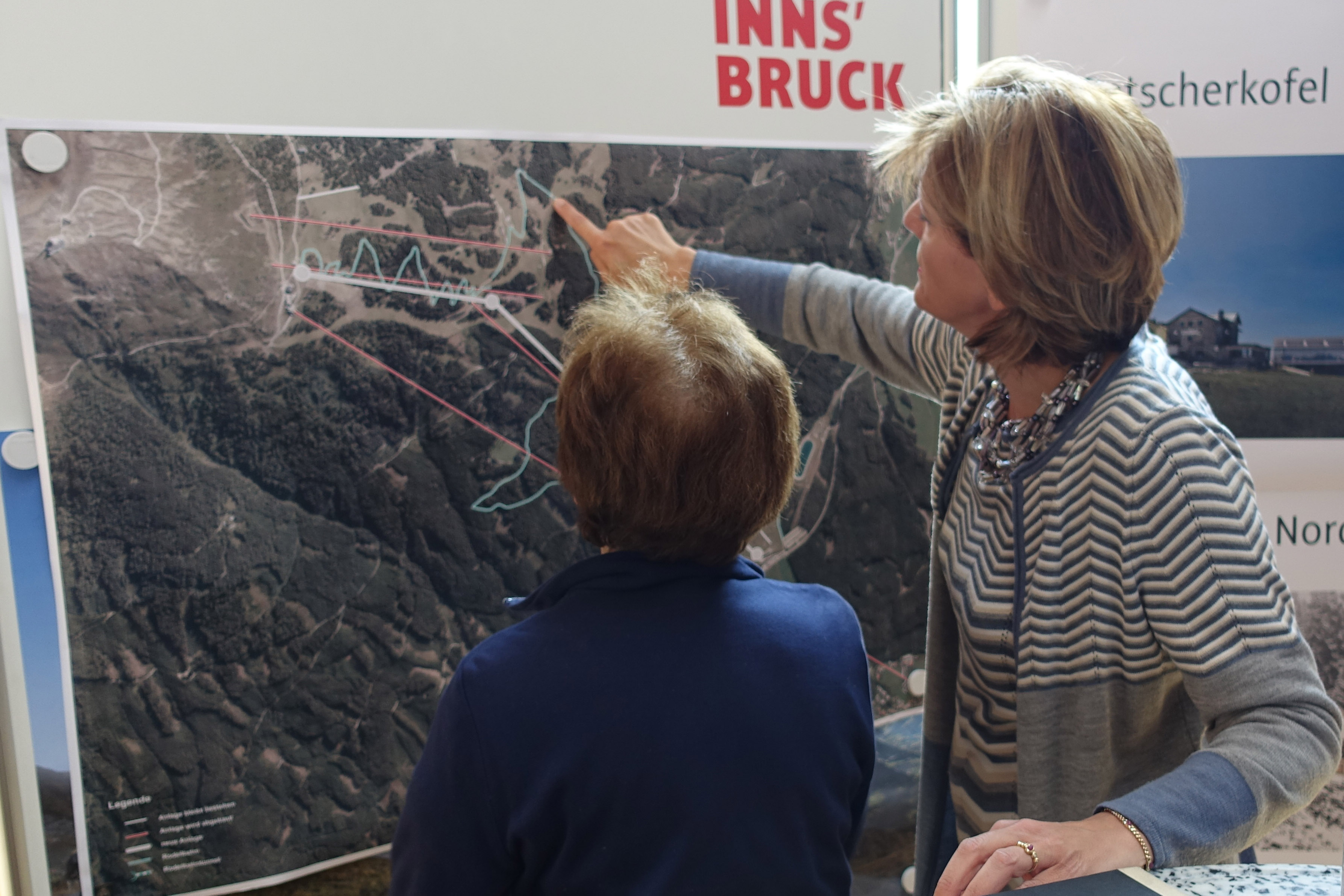 Bürgermeisterin Christine Oppitz-Plörer erklärt einer Bürgerin die Details zur neuen Patscherkofelbahn.