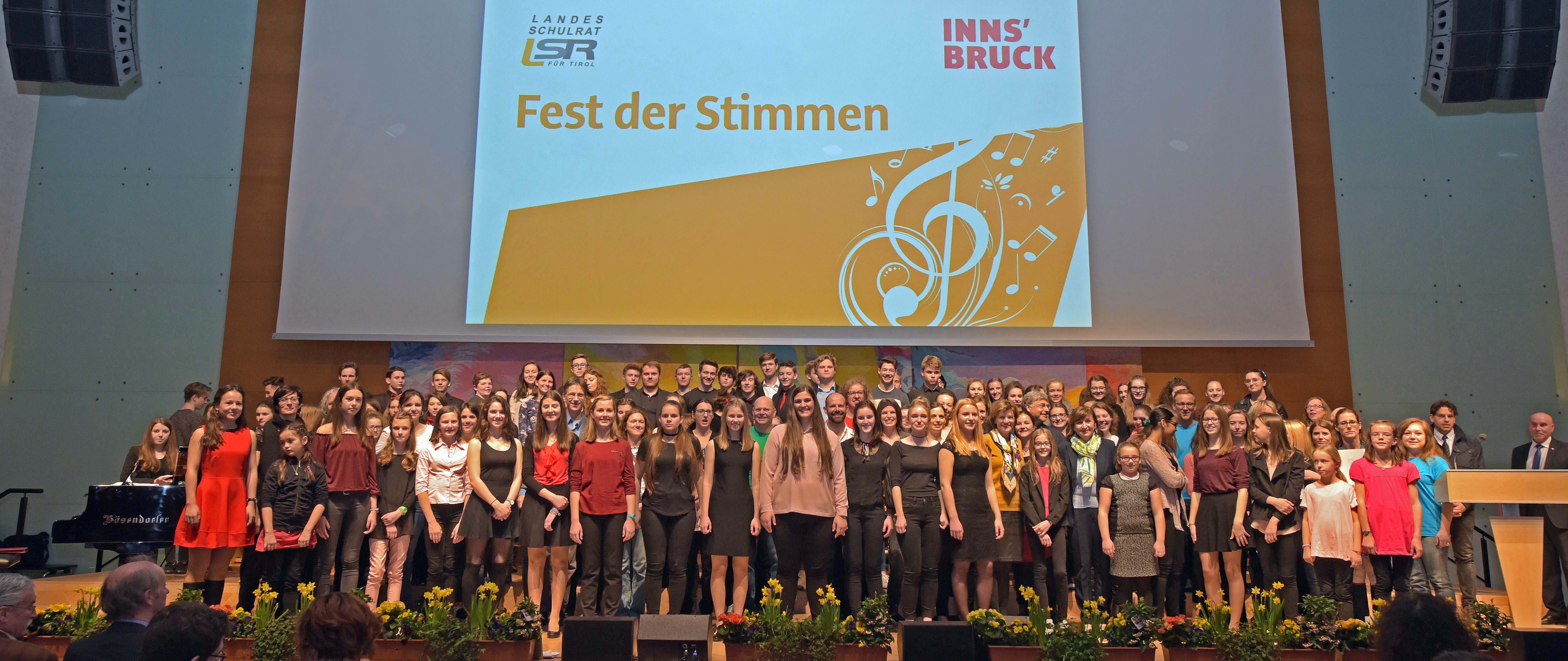 Mehr als 650 SchülerInnen aus Innsbruck nahmen am „Fest der Stimmen“ teil, welches vom Landesschulrat für Tirol und der Stadt Innsbruck veranstaltet wurde. Landesrätin Beate Palfrader und Bürgermeisterin Christine Oppitz-Plörer waren von den Leistungen der Schulchöre beeindruckt.