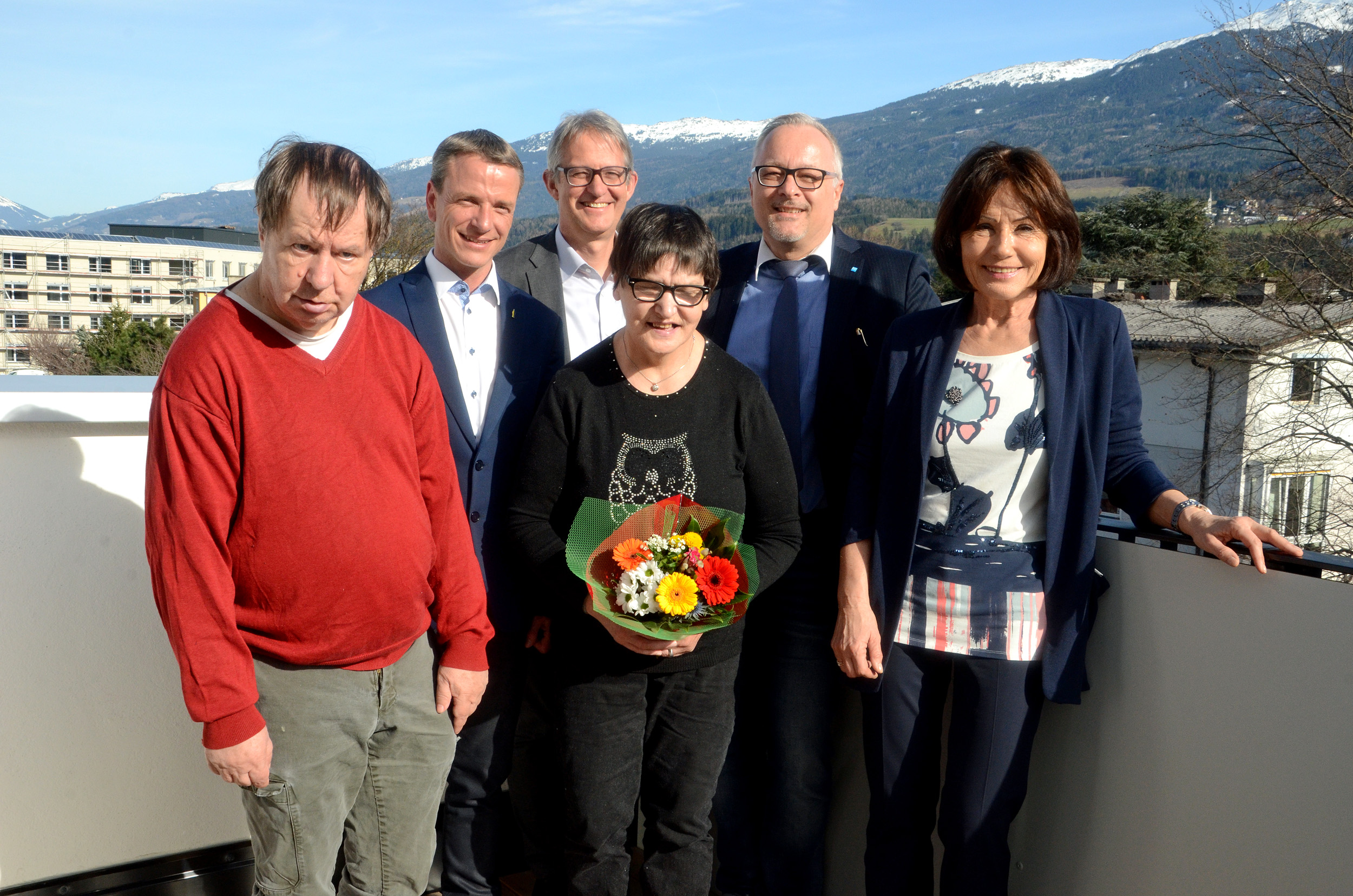 Vizebürgermeister CHristoph Kaufmann (2.v.l.), Georg Willeit (3.v.l.), Doris Linser (r.) und Roland Leitner (Bezirksblätter Tirol; 2.v.r.) besuchten Bernhard Posch und Monika Schranz in ihrem Zuhause.